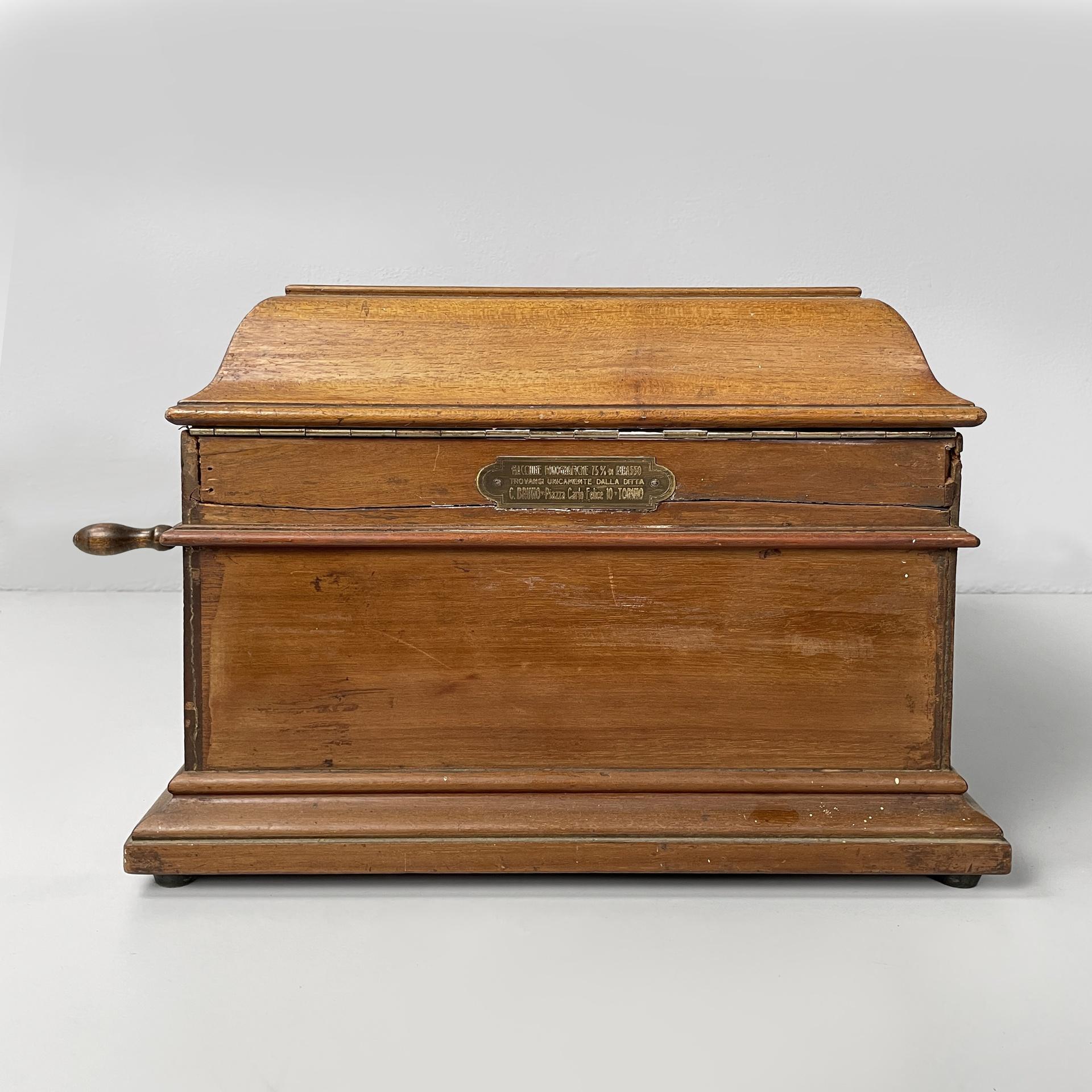 Metà XX secolo Grammofono italiano in legno e metallo della metà del secolo scorso di C.C., anni '40 in vendita