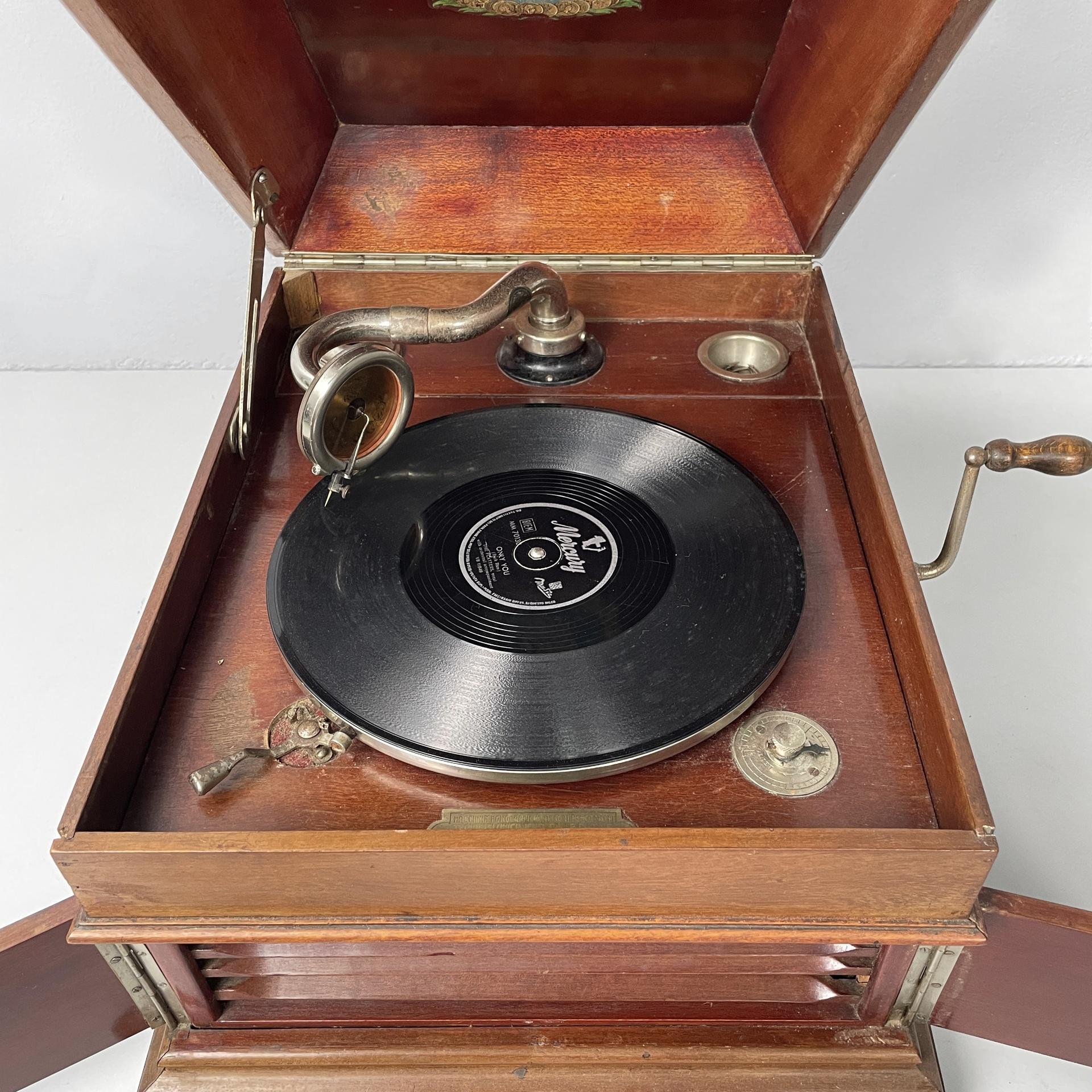 Metallo Grammofono italiano in legno e metallo della metà del secolo scorso di C.C., anni '40 in vendita