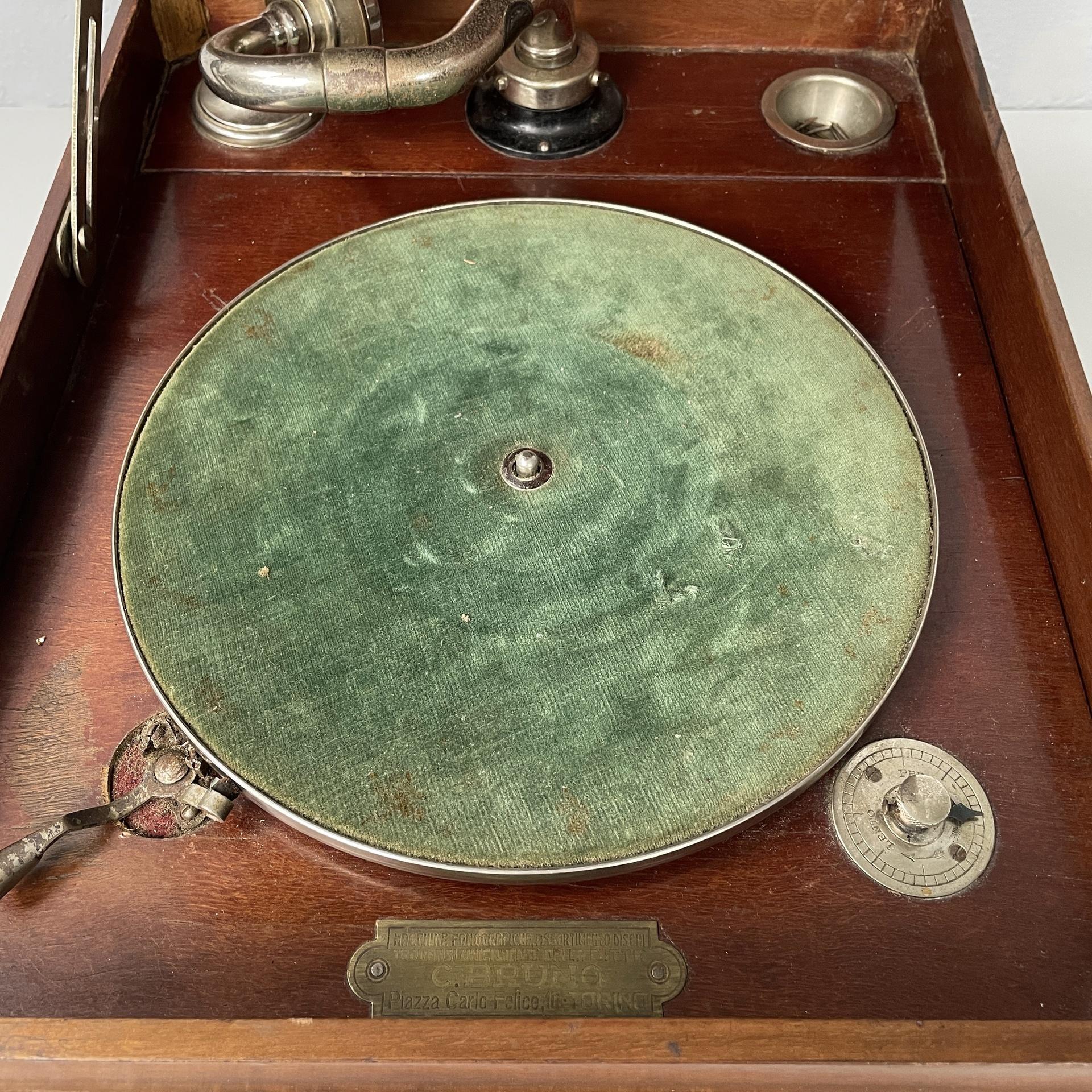 Grammofono italiano in legno e metallo della metà del secolo scorso di C.C., anni '40 in vendita 1