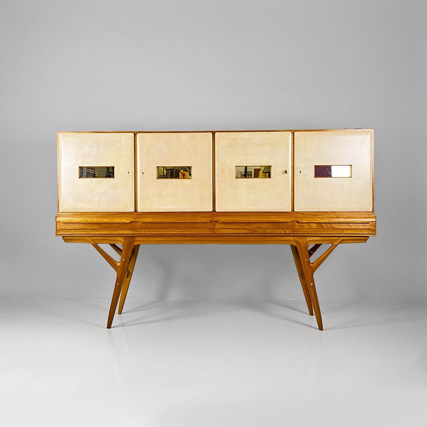 Tablero alto italiano de madera y pergamino de mediados de siglo Palazzi dell'Arte, años 50.
Aparador alto o aparador alto con estructura totalmente de madera y compartimento para bar. La parte superior se compone de cuatro compartimentos con