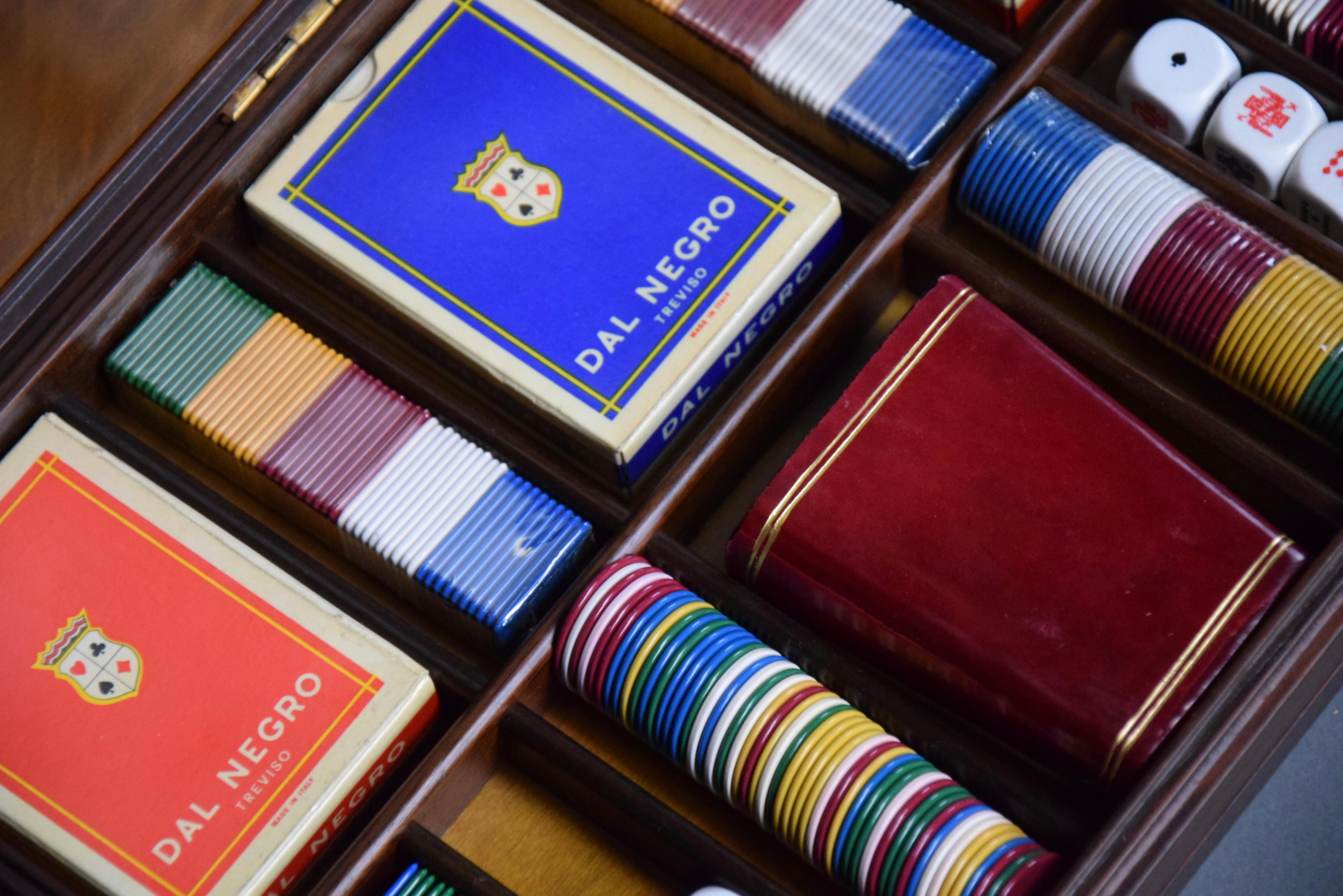 Italienisches Poker- und Bridge-Spielkasten aus Holz und Silber, Mid-Century Modern im Zustand „Gut“ im Angebot in Weesp, NL