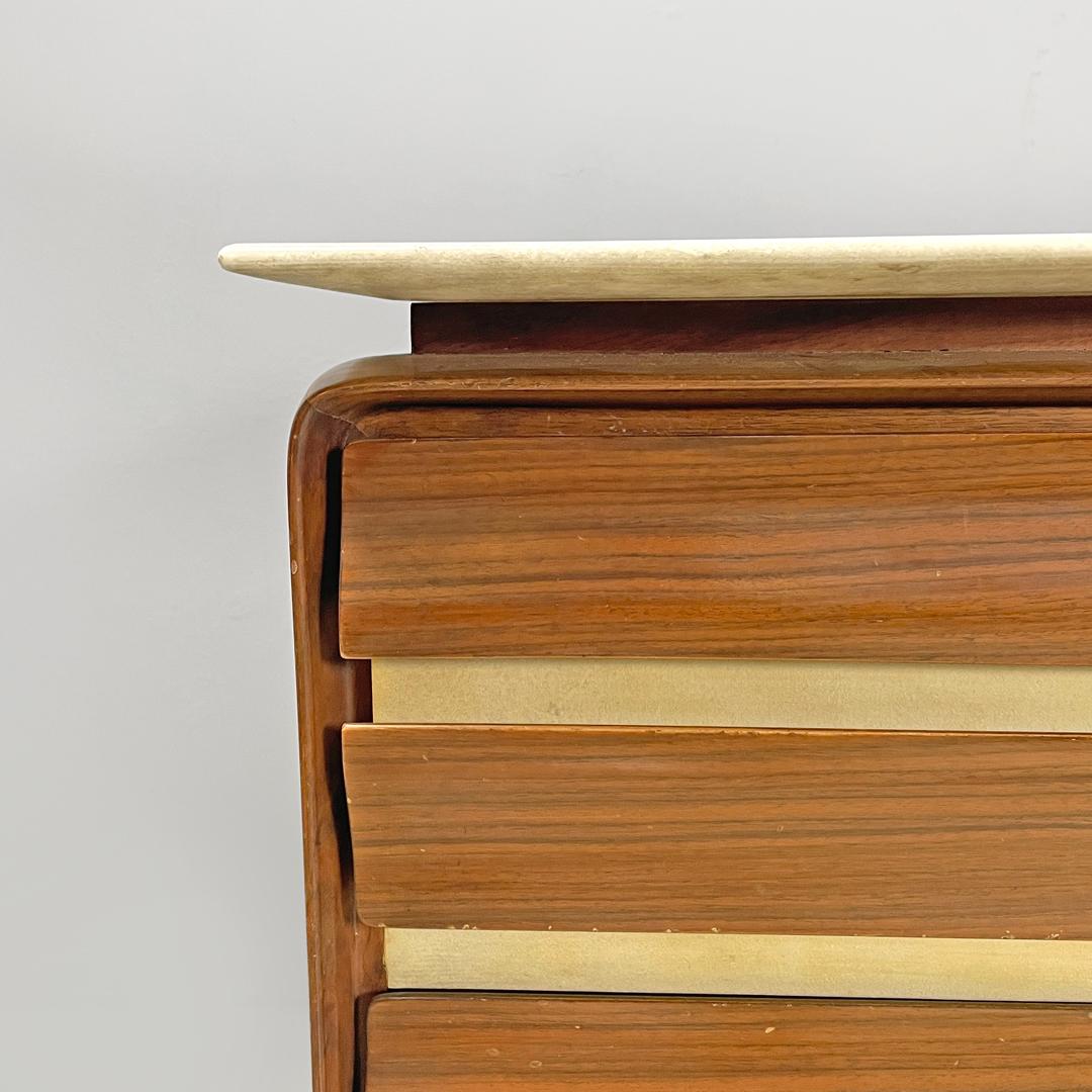 Aparador italiano moderno de mediados de siglo de madera y mármol blanco con cajones, años 60 en venta 3