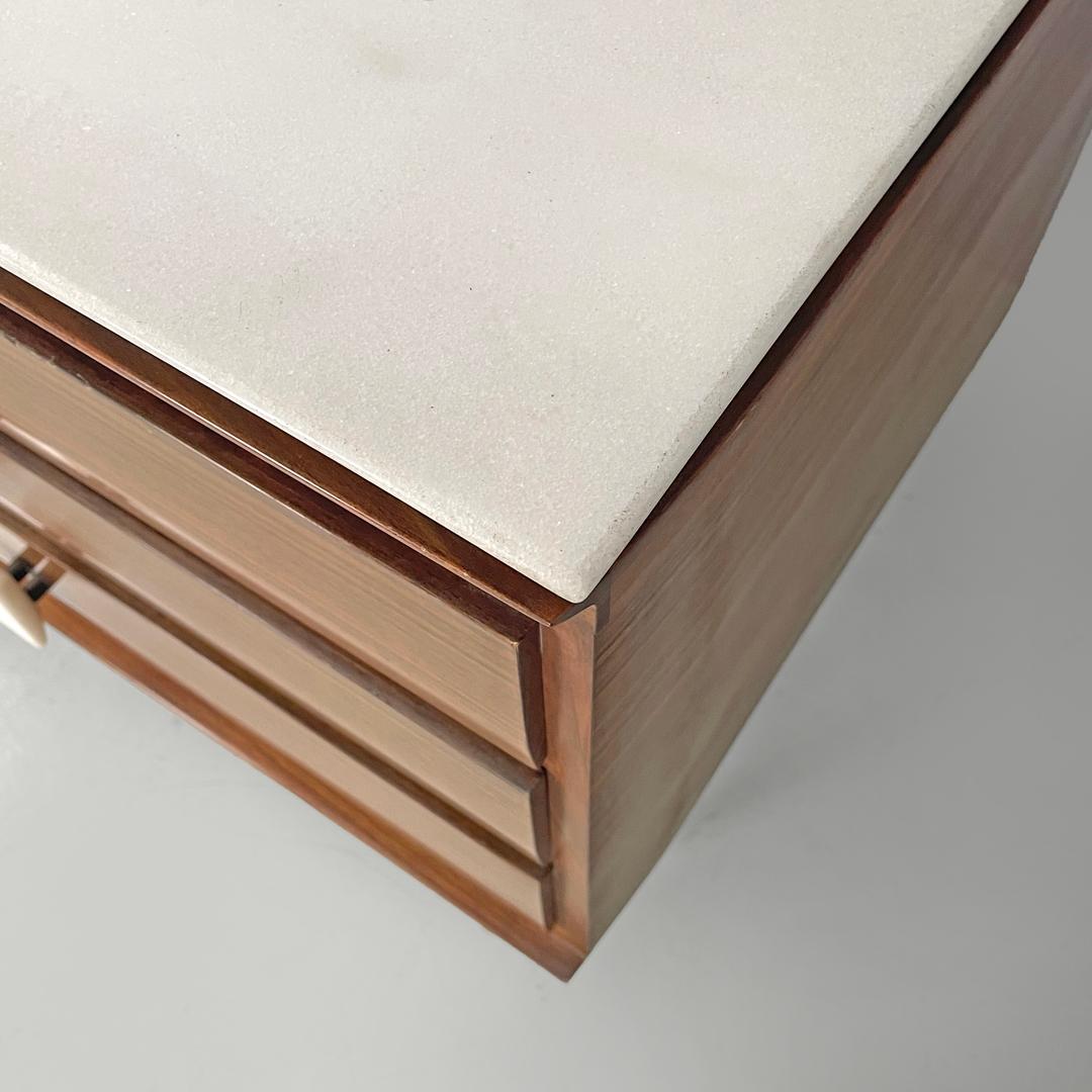 Aparador italiano moderno de mediados de siglo de madera y mármol blanco con cajones, años 60 en venta 4