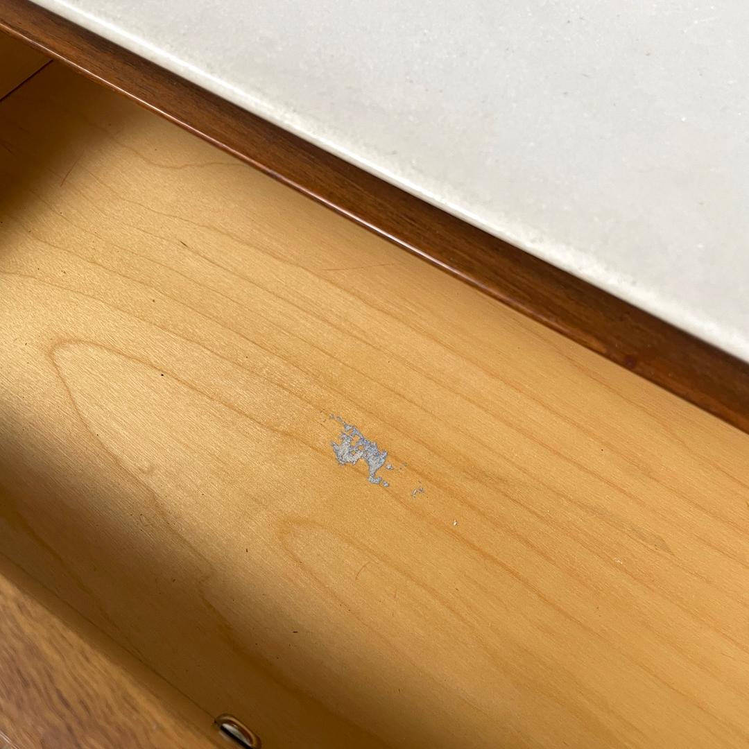 Aparador italiano moderno de mediados de siglo de madera y mármol blanco con cajones, años 60 en venta 5