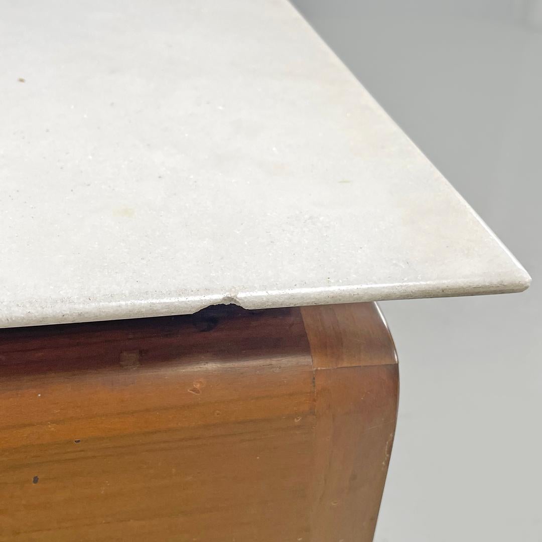 Aparador italiano moderno de mediados de siglo de madera y mármol blanco con cajones, años 60 en venta 6