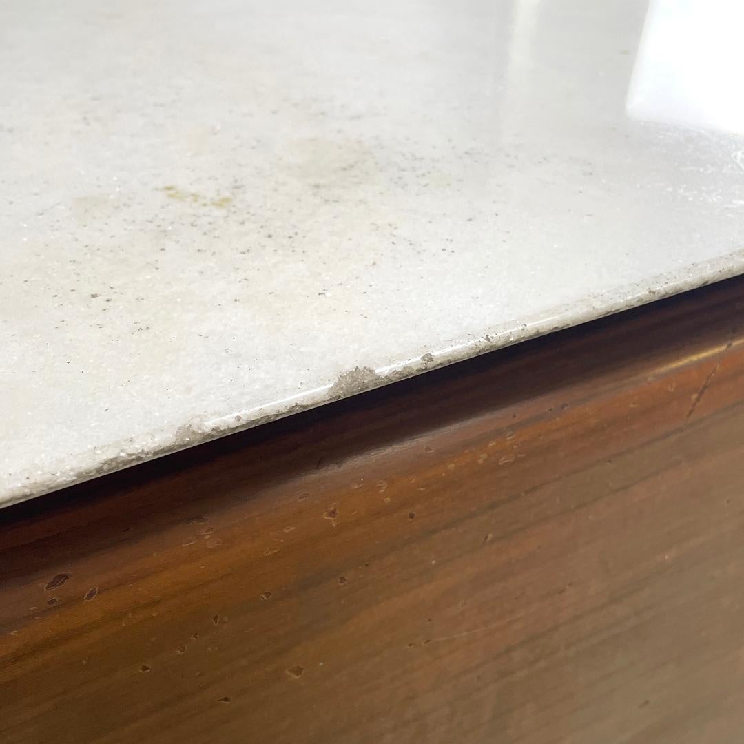 Aparador italiano moderno de mediados de siglo de madera y mármol blanco con cajones, años 60 en venta 7