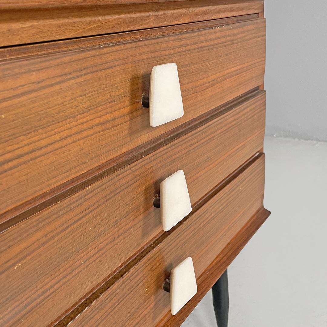 Aparador italiano moderno de mediados de siglo de madera y mármol blanco con cajones, años 60 en venta 8