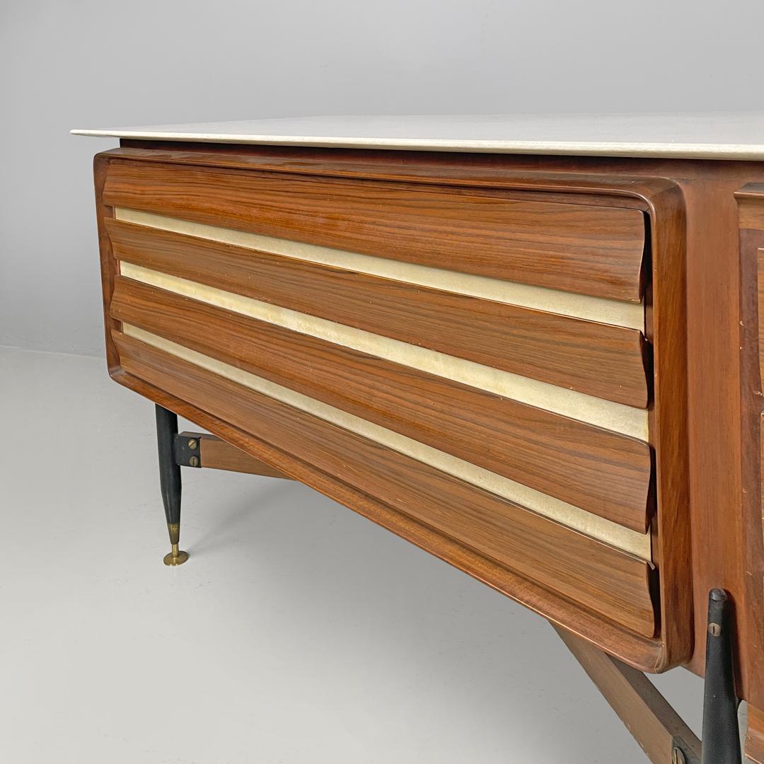 Aparador italiano moderno de mediados de siglo de madera y mármol blanco con cajones, años 60 en venta 9