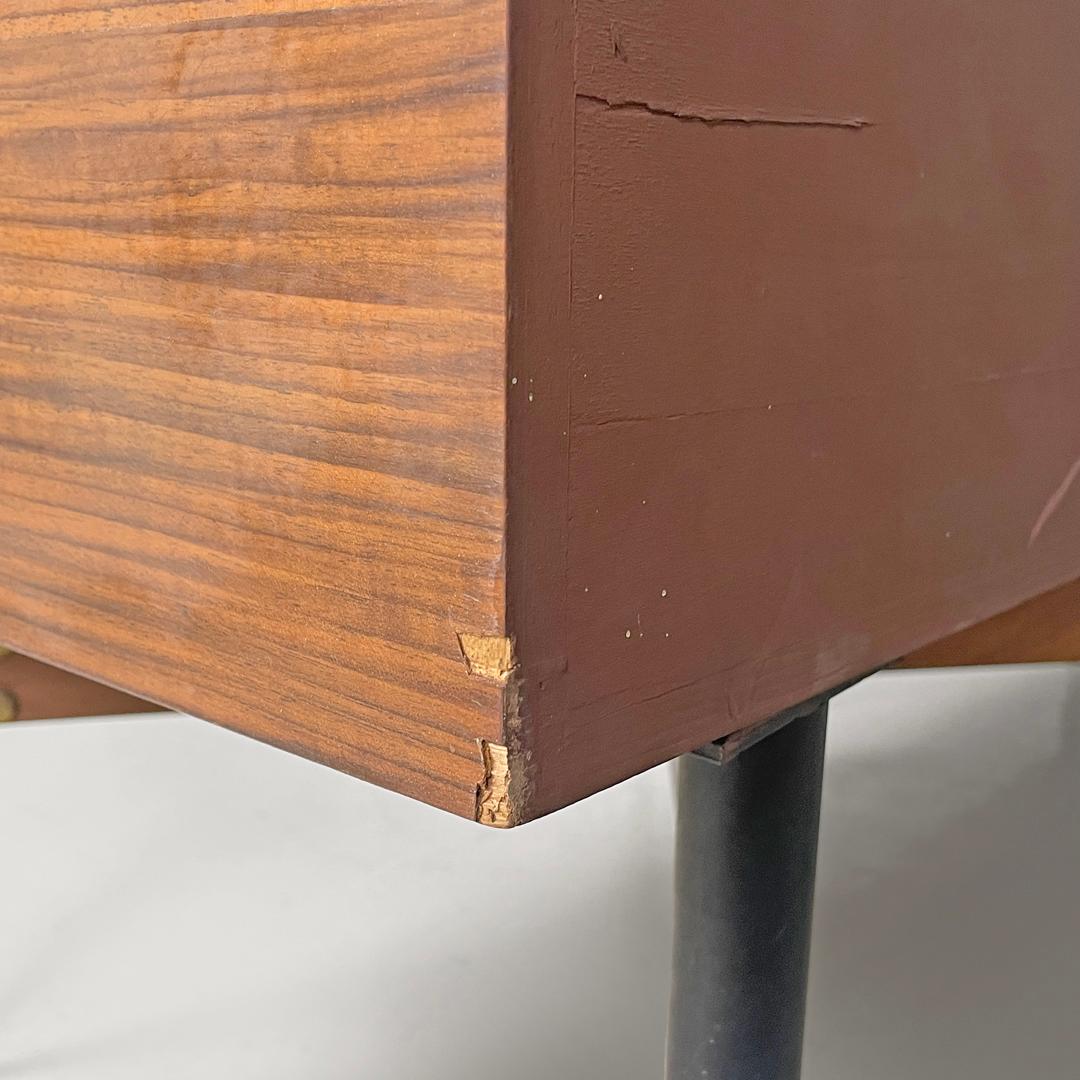 Aparador italiano moderno de mediados de siglo de madera y mármol blanco con cajones, años 60 en venta 10