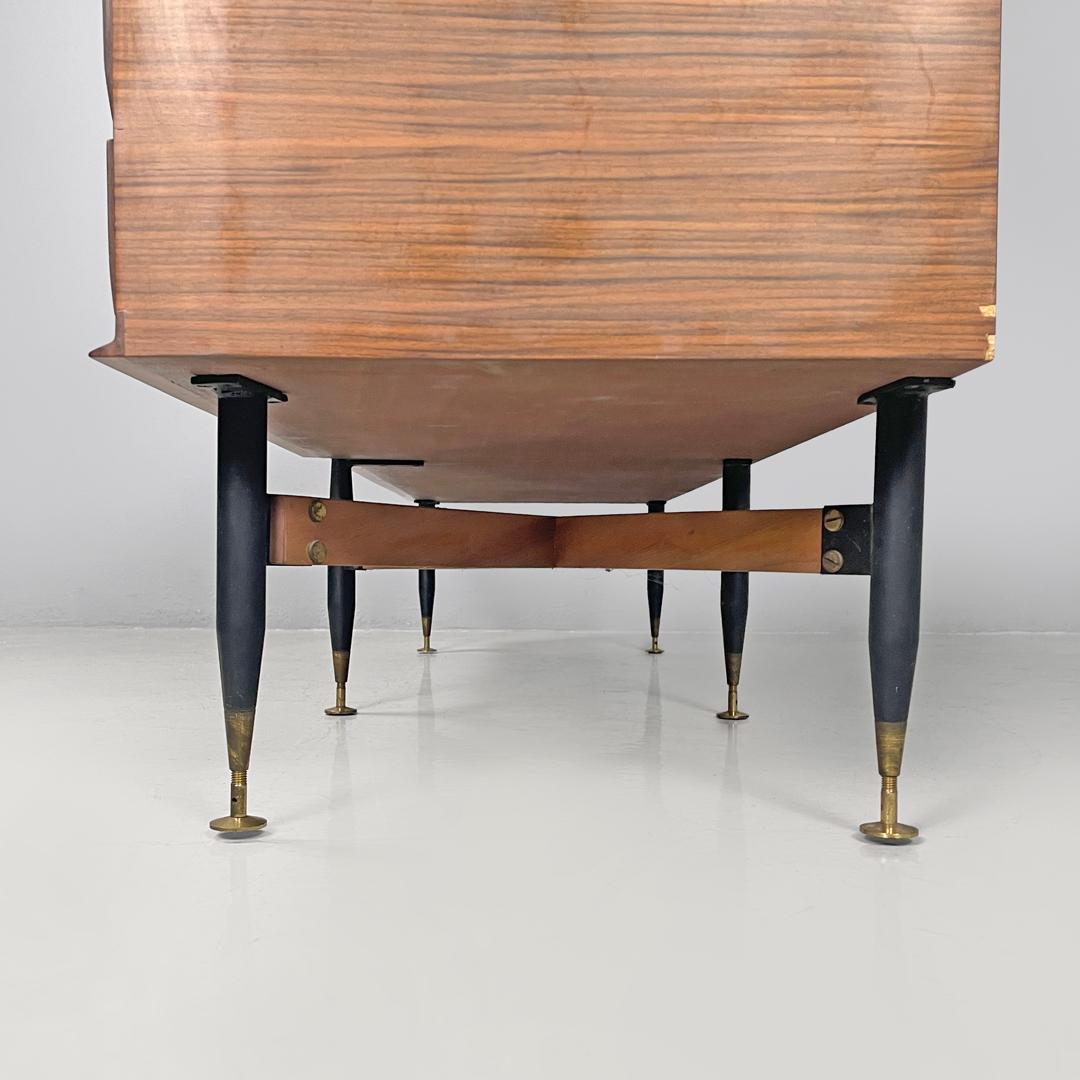 Aparador italiano moderno de mediados de siglo de madera y mármol blanco con cajones, años 60 en venta 11