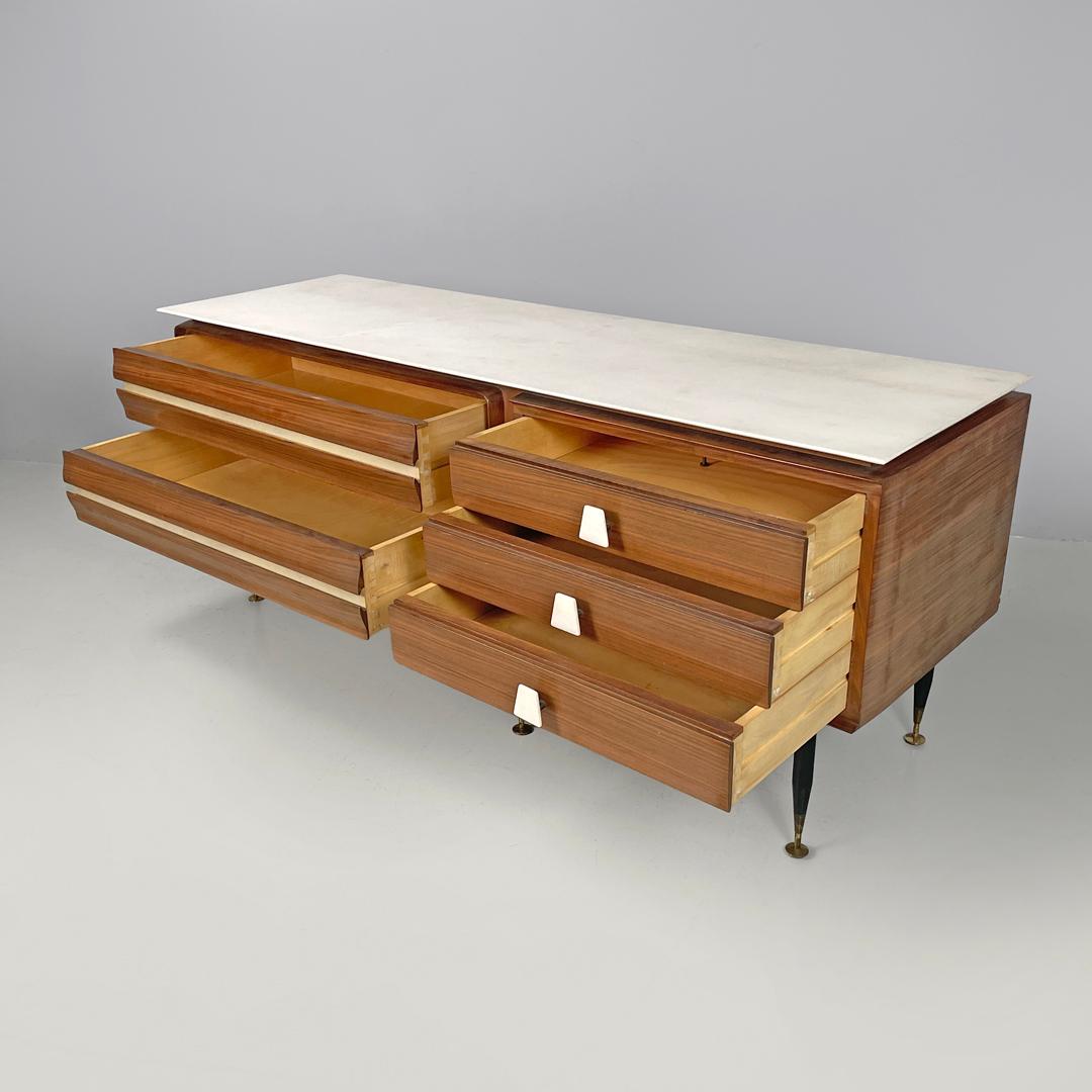 Aparador italiano moderno de mediados de siglo de madera y mármol blanco con cajones, años 60
Aparador rectangular con encimera de mármol blanco. Bajo la encimera hay cinco cajones en total, por un lado dos cajones con cuero beige en la base, por