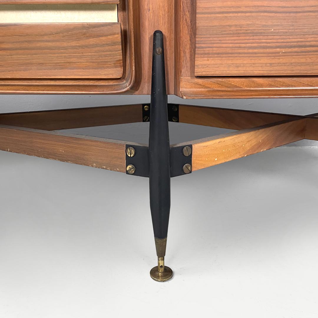 Aparador italiano moderno de mediados de siglo de madera y mármol blanco con cajones, años 60 en venta 13