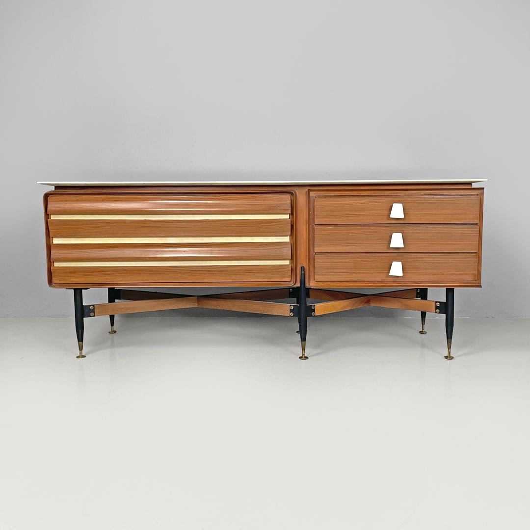 Aparador italiano moderno de mediados de siglo de madera y mármol blanco con cajones, años 60 Moderno de mediados de siglo en venta