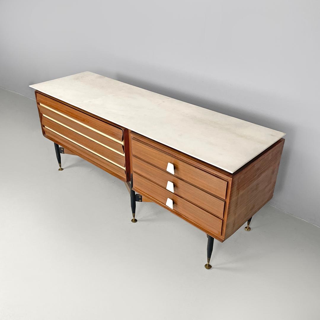 Aparador italiano moderno de mediados de siglo de madera y mármol blanco con cajones, años 60 Italiano en venta