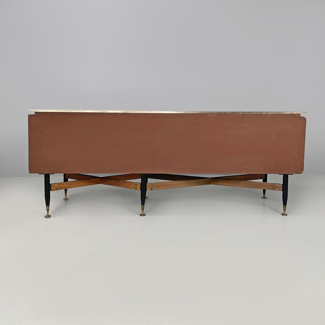 Aparador italiano moderno de mediados de siglo de madera y mármol blanco con cajones, años 60 en Bueno estado para la venta en MIlano, IT