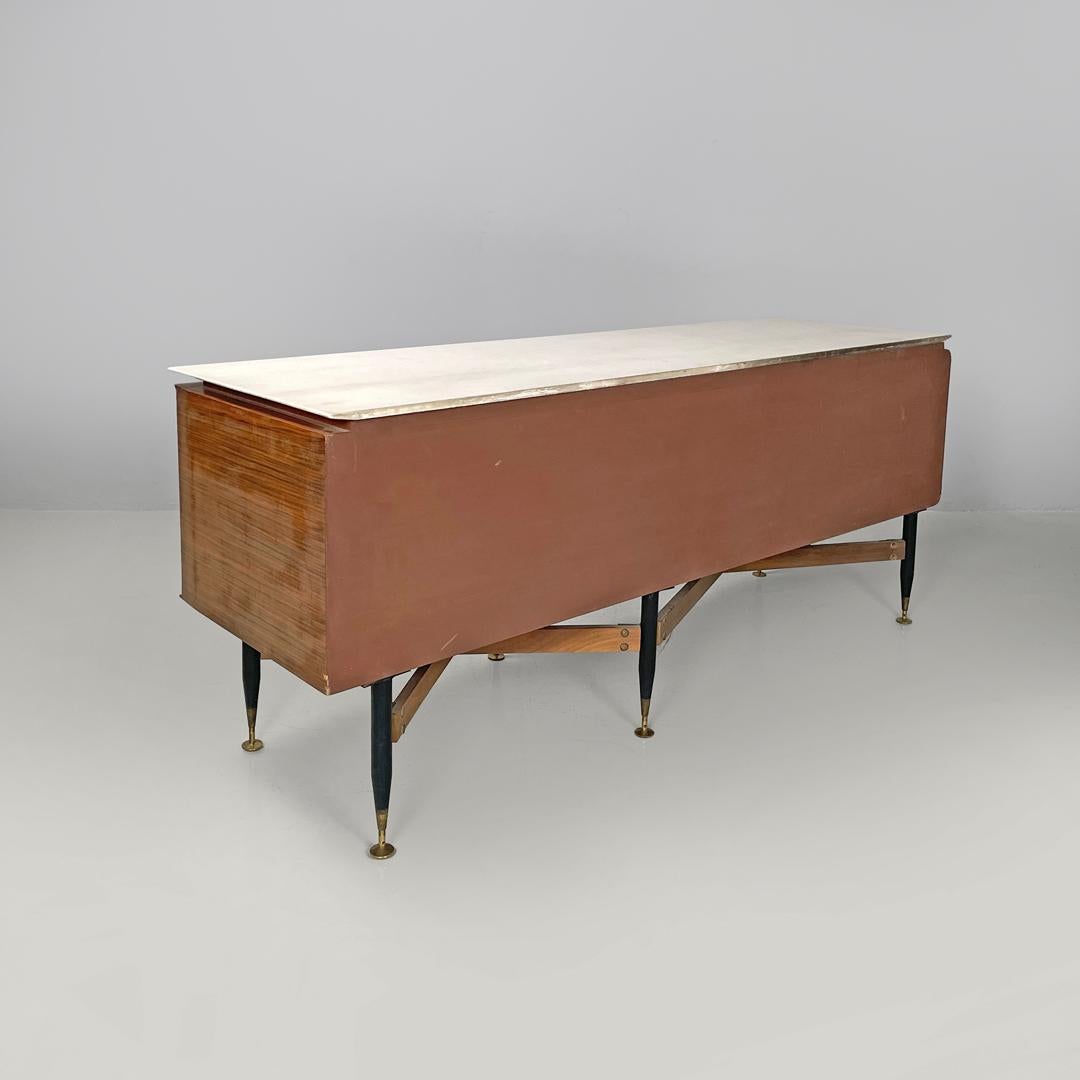 Aparador italiano moderno de mediados de siglo de madera y mármol blanco con cajones, años 60 mediados del siglo XX en venta