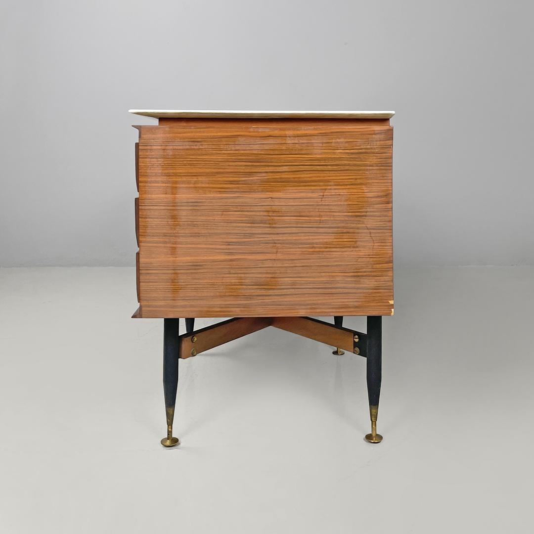 Aparador italiano moderno de mediados de siglo de madera y mármol blanco con cajones, años 60 Metal en venta