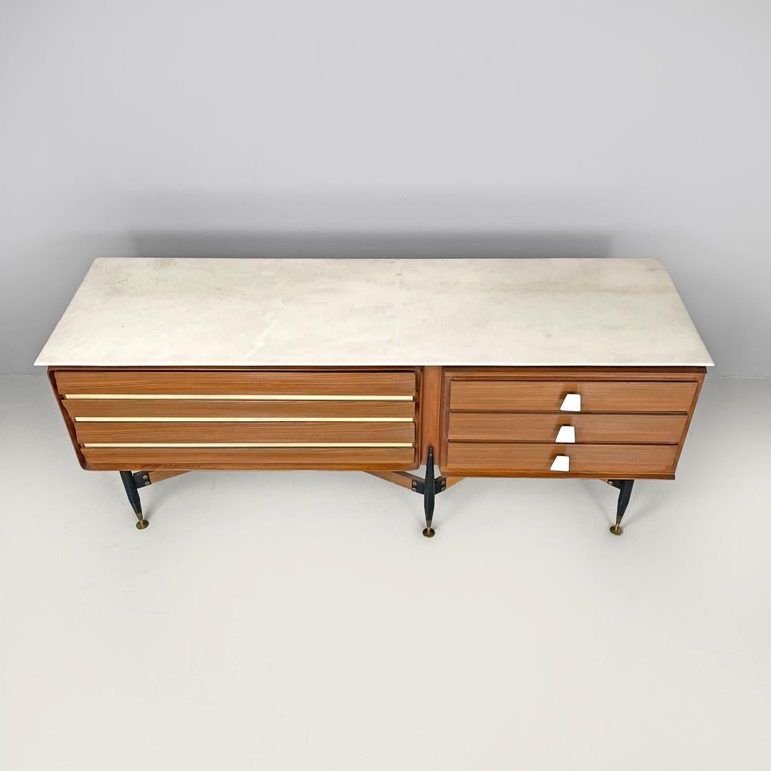 Aparador italiano moderno de mediados de siglo de madera y mármol blanco con cajones, años 60 en venta 1