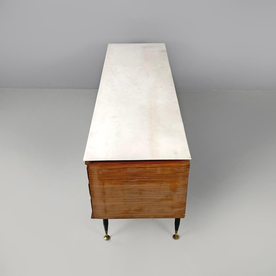 Aparador italiano moderno de mediados de siglo de madera y mármol blanco con cajones, años 60 en venta 2