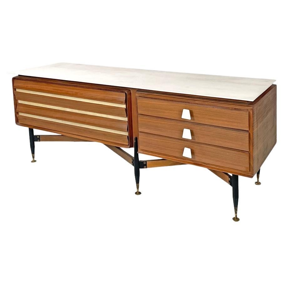 Aparador italiano moderno de mediados de siglo de madera y mármol blanco con cajones, años 60 en venta