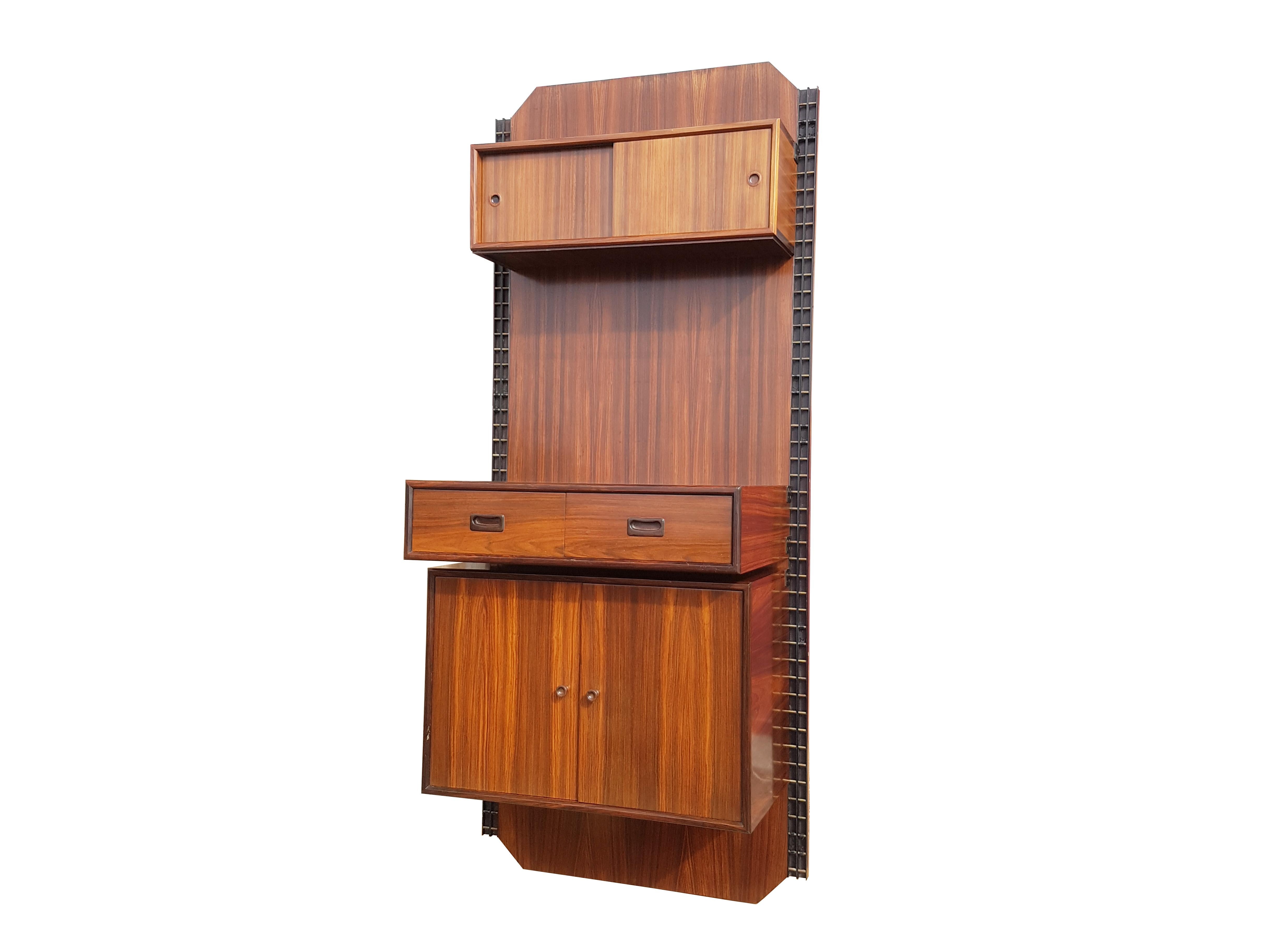 Italian Mid-Century Modern Wood, Brass & Painted Metal Wall Unit Bookshelf In Good Condition For Sale In Varese, Lombardia