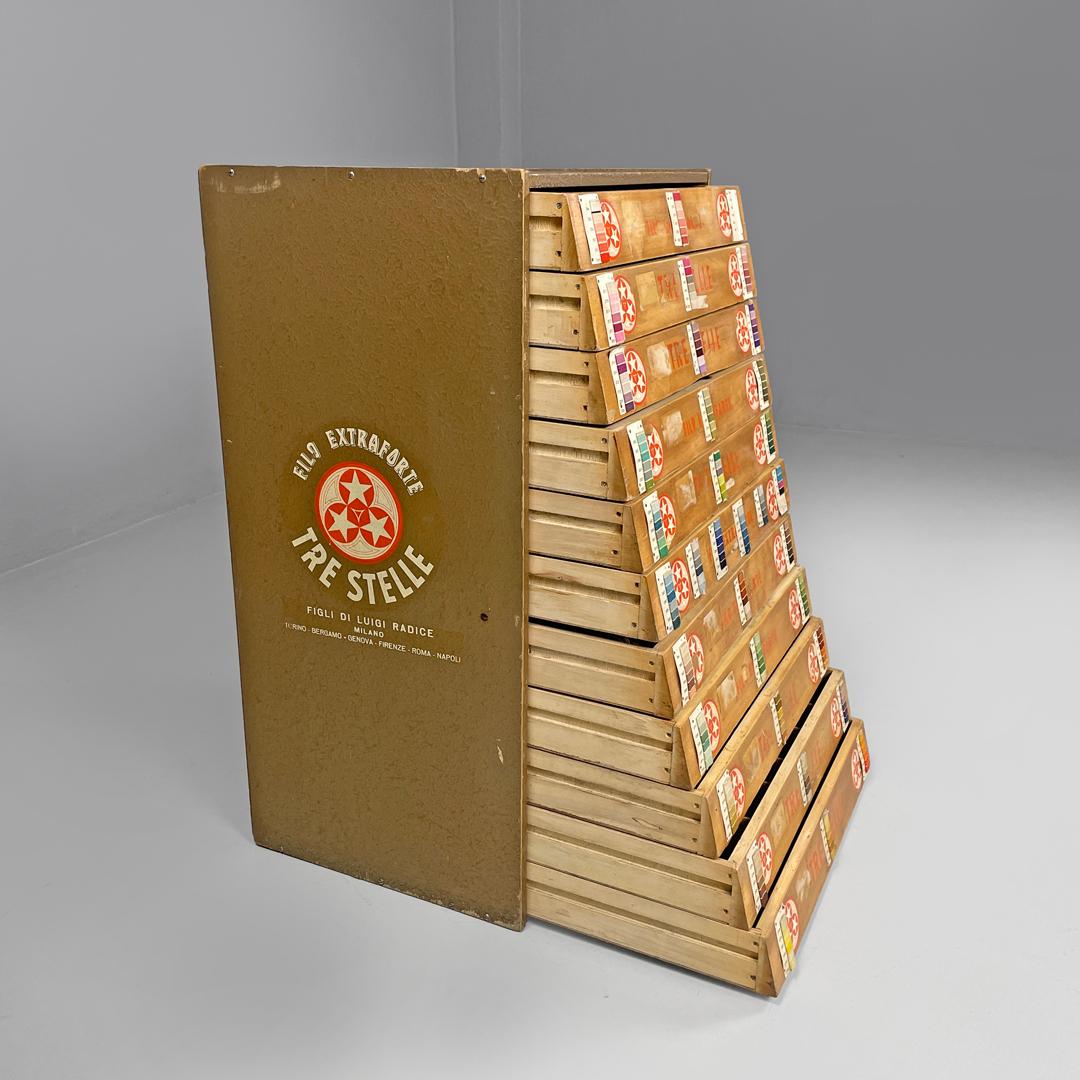 Italienisch Mitte des Jahrhunderts moderne hölzerne Kommode und Fäden Cucirini Tre Stelle, 1960er Jahre
Kommode oder Nähschrank mit rechteckigem Sockel aus vergoldetem Holz mit gehämmerter Farbe. Die Vorderseite der Schubladen ist schräg und es gibt