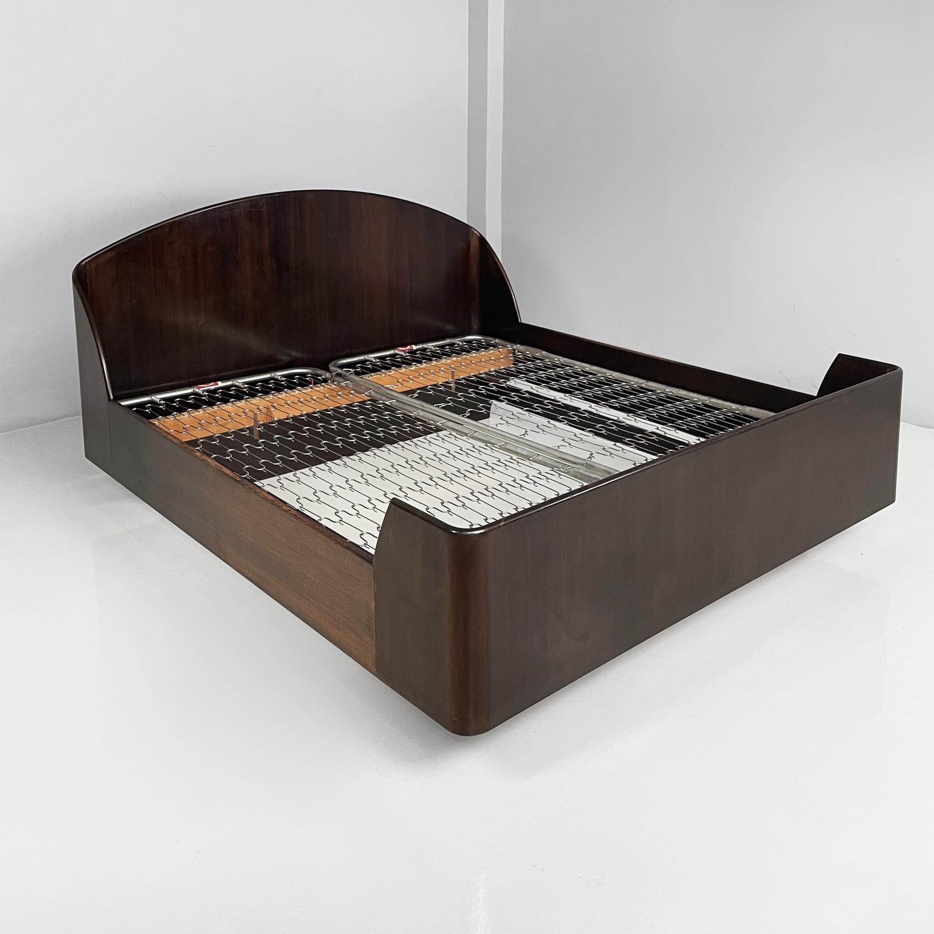Letto matrimoniale italiano di metà secolo moderno in legno di Franco Albini per Poggi, 1960
Letto matrimoniale con struttura in legno. La testiera ha un profilo arrotondato, mentre la pediera è rettangolare. La struttura è sostenuta da doghe