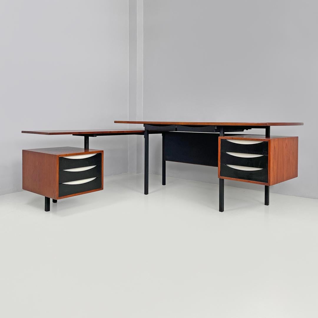Escritorio doble italiano de madera moderno de mediados de siglo de Campo y Graffi para Home, años 60
Escritorio con dos tableros rectangulares de madera. La parte superior tiene dos lados cortos y redondeados, y debajo hay dos cajones de madera