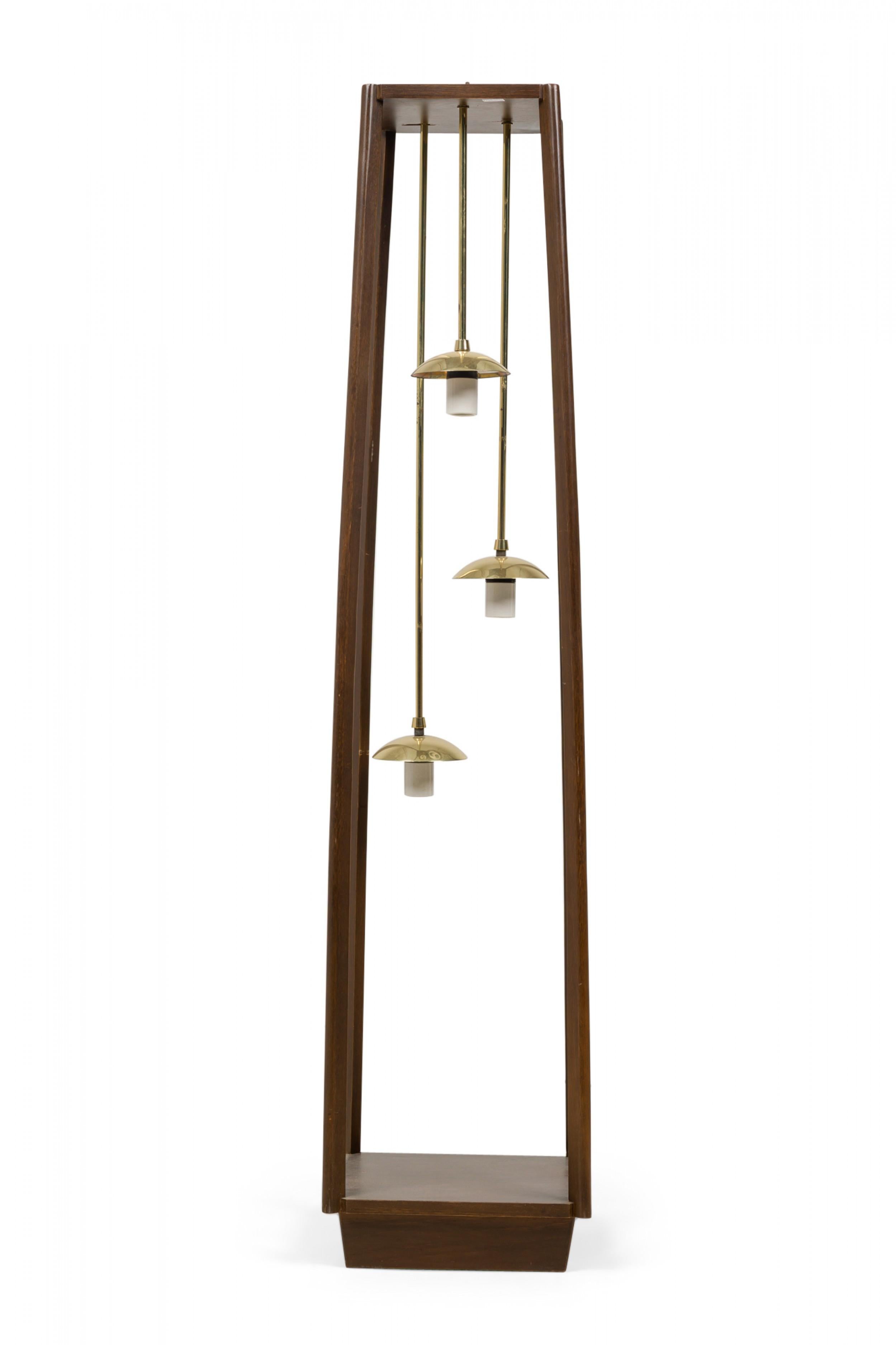 Mid-Century Modern Lampadaire en laiton à 3 pendentifs avec cadre en bois de la modernité italienne du milieu du siècle dernier en vente