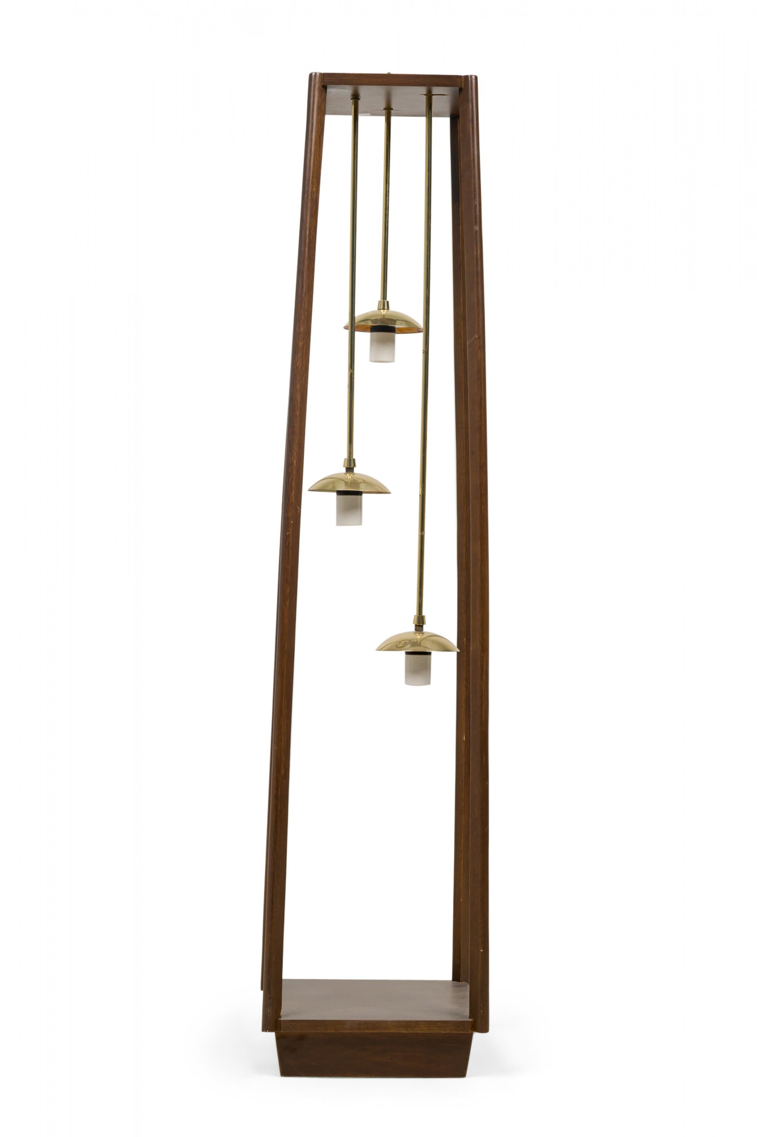 20ième siècle Lampadaire en laiton à 3 pendentifs avec cadre en bois de la modernité italienne du milieu du siècle dernier en vente