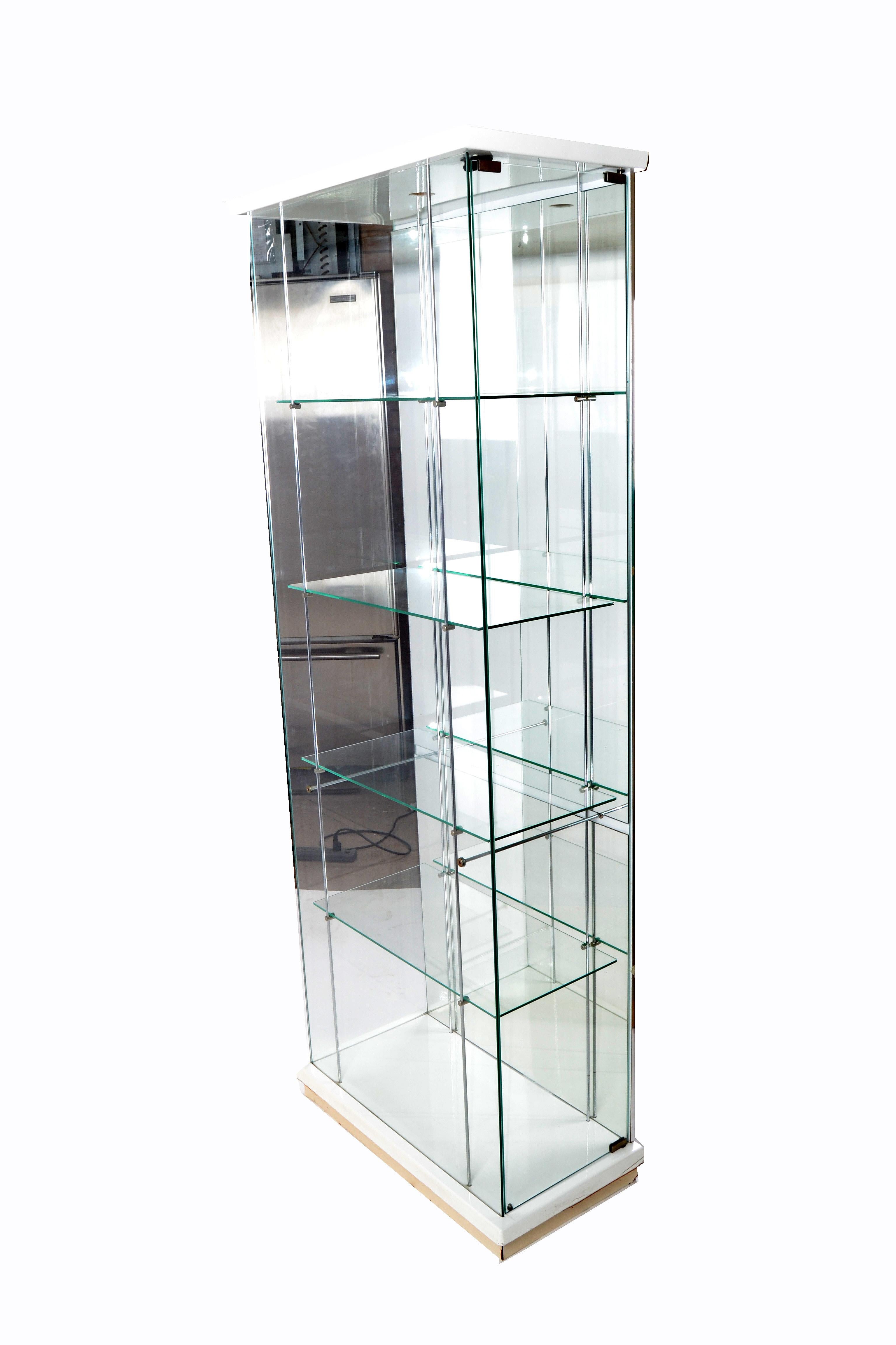 Italian Mid-Century Modern Wood and Glass Showcase Display Cabinet Storage Case In Good Condition For Sale In Miami, FL