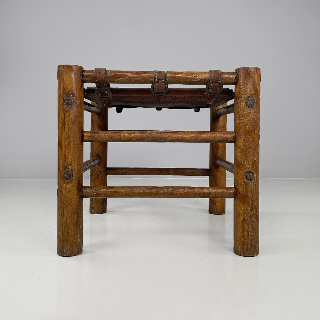 Tabouret italien en bois et assise en cuir brun avec sangles, The Moderns, années 1950 État moyen - En vente à MIlano, IT