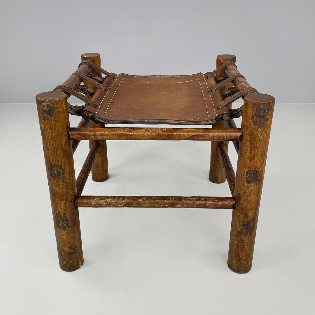 Milieu du XXe siècle Tabouret italien en bois et assise en cuir brun avec sangles, The Moderns, années 1950 en vente