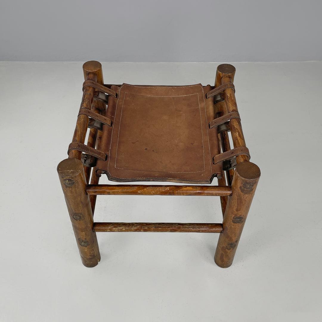 Métal Tabouret italien en bois et assise en cuir brun avec sangles, The Moderns, années 1950 en vente