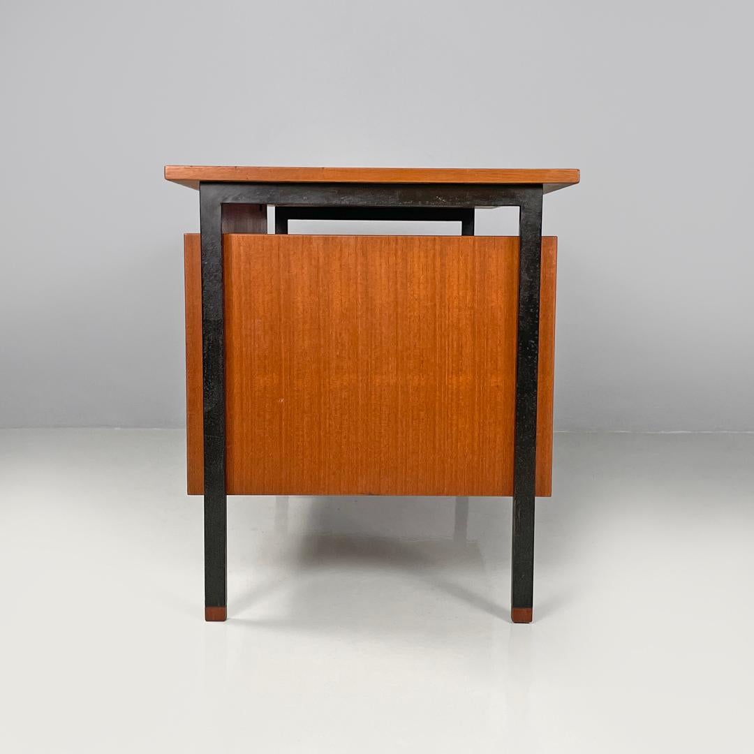 Italian mid-century modern wooden and black metal desk with three drawers, 1960s In Good Condition For Sale In MIlano, IT