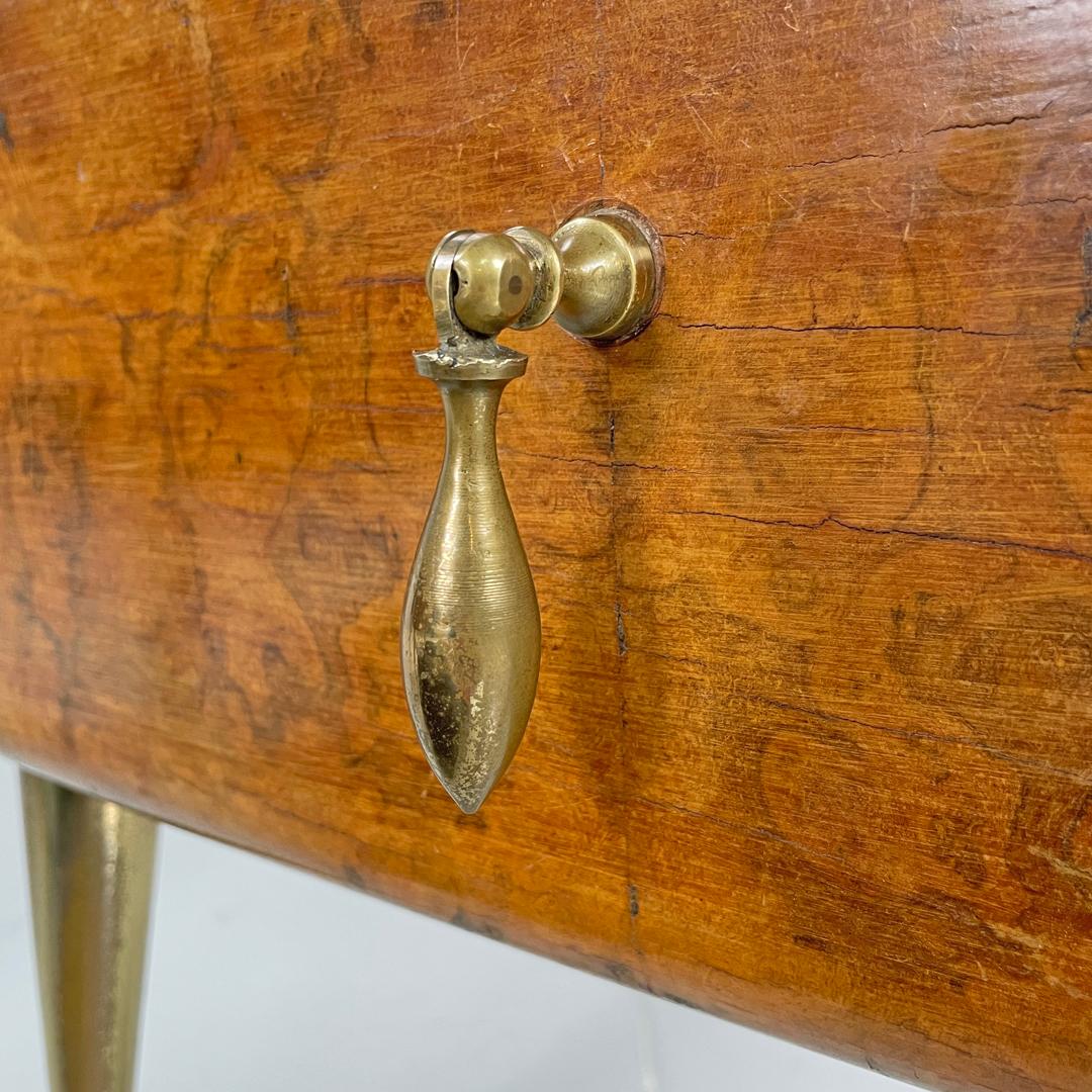 Italian mid-century modern wooden and brass nightstands with glass top, 1950s For Sale 7