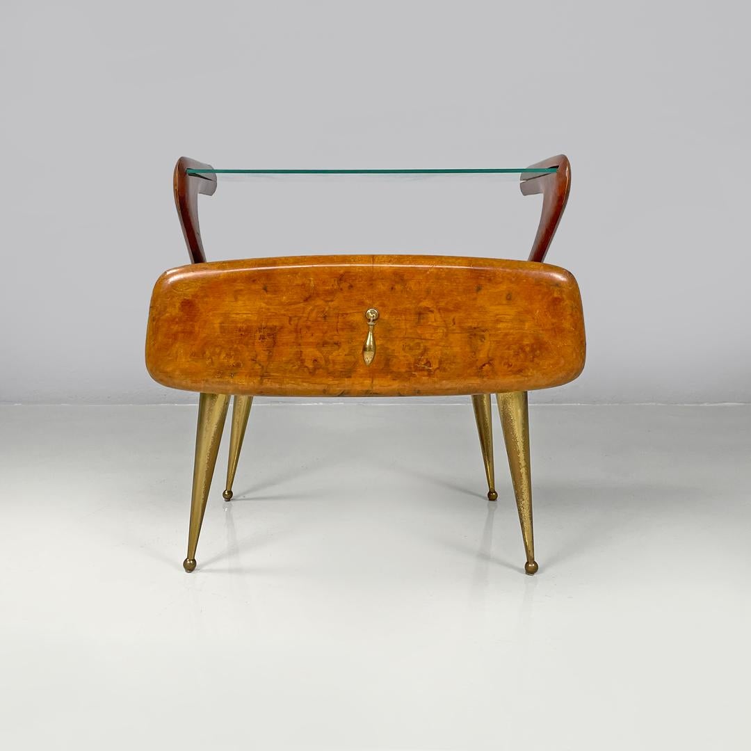Italian mid-century modern wooden and brass nightstands with glass top, 1950s In Good Condition For Sale In MIlano, IT