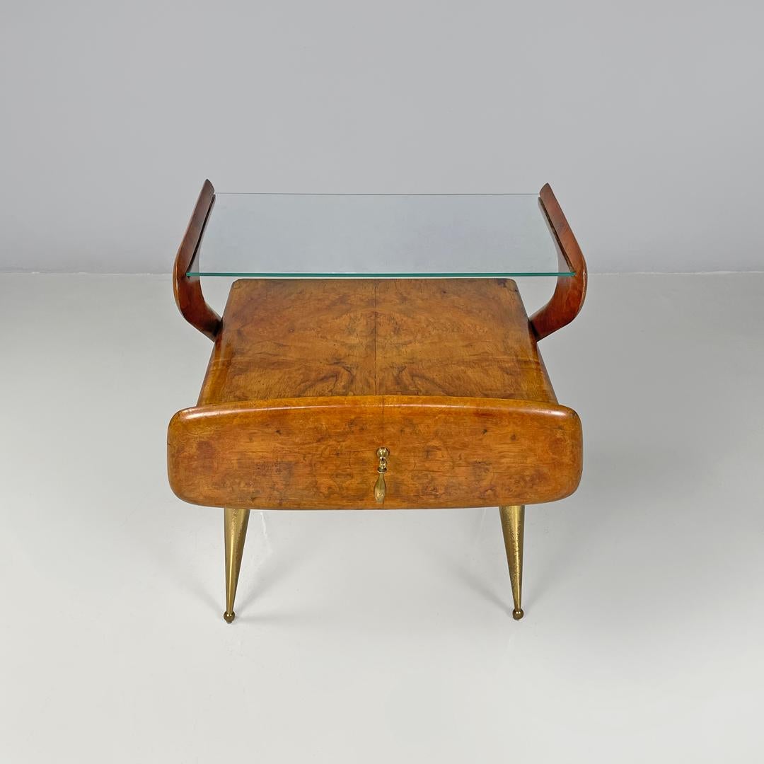 Italian mid-century modern wooden and brass nightstands with glass top, 1950s For Sale 3