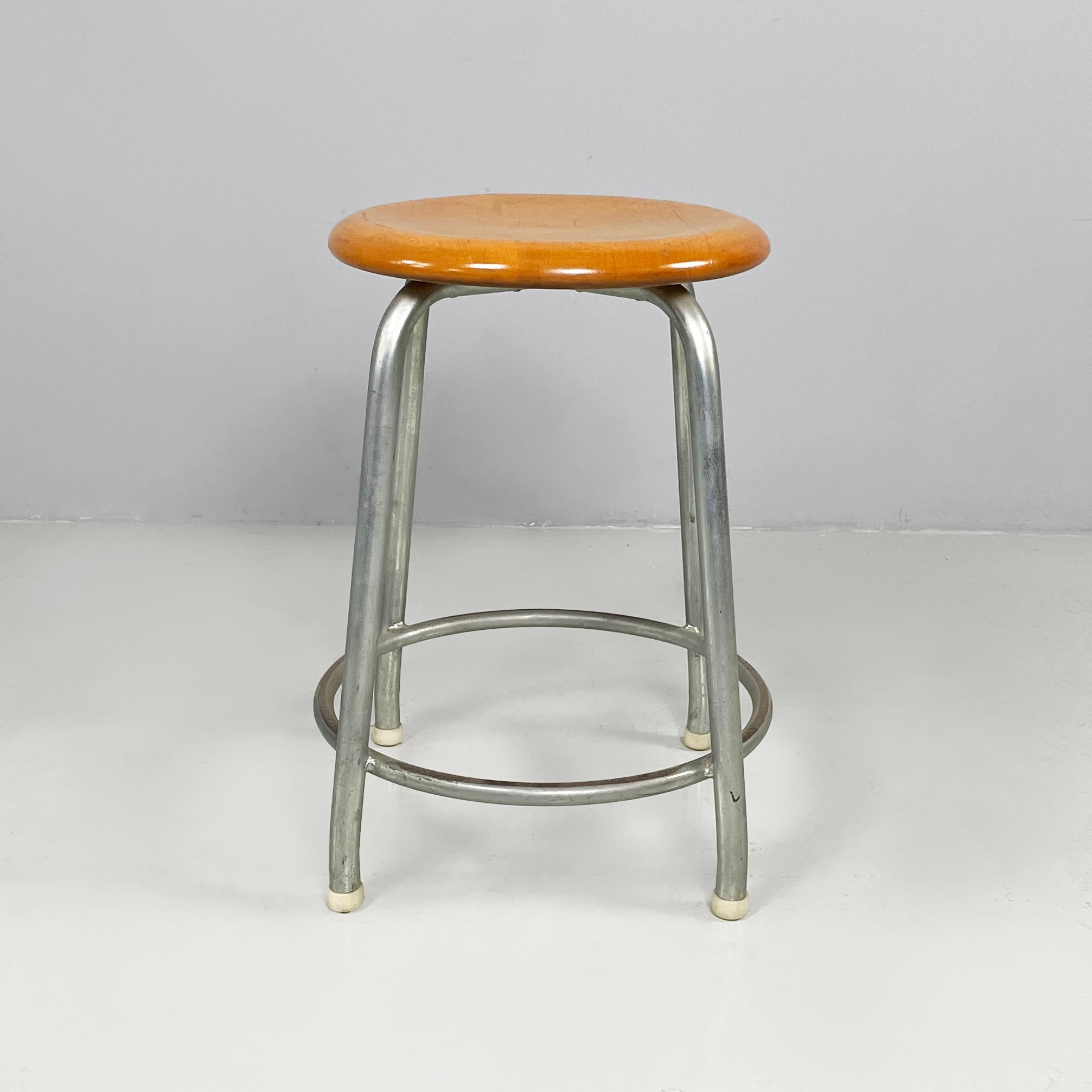 Sgabello italiano di metà secolo moderno in legno e metallo di Embru, anni '60
Sgabello con seduta rotonda in legno e profili arrotondati. Le gambe e il poggiapiedi rotondo sono in tubo di metallo. Piedini in gomma bianca.
Prodotto da Embru negli