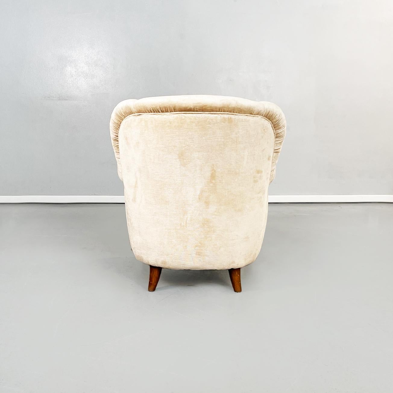 Mid-20th Century Italian Mid-Century Modern Wooden Armchairs in Beige Fabric, 1960s For Sale