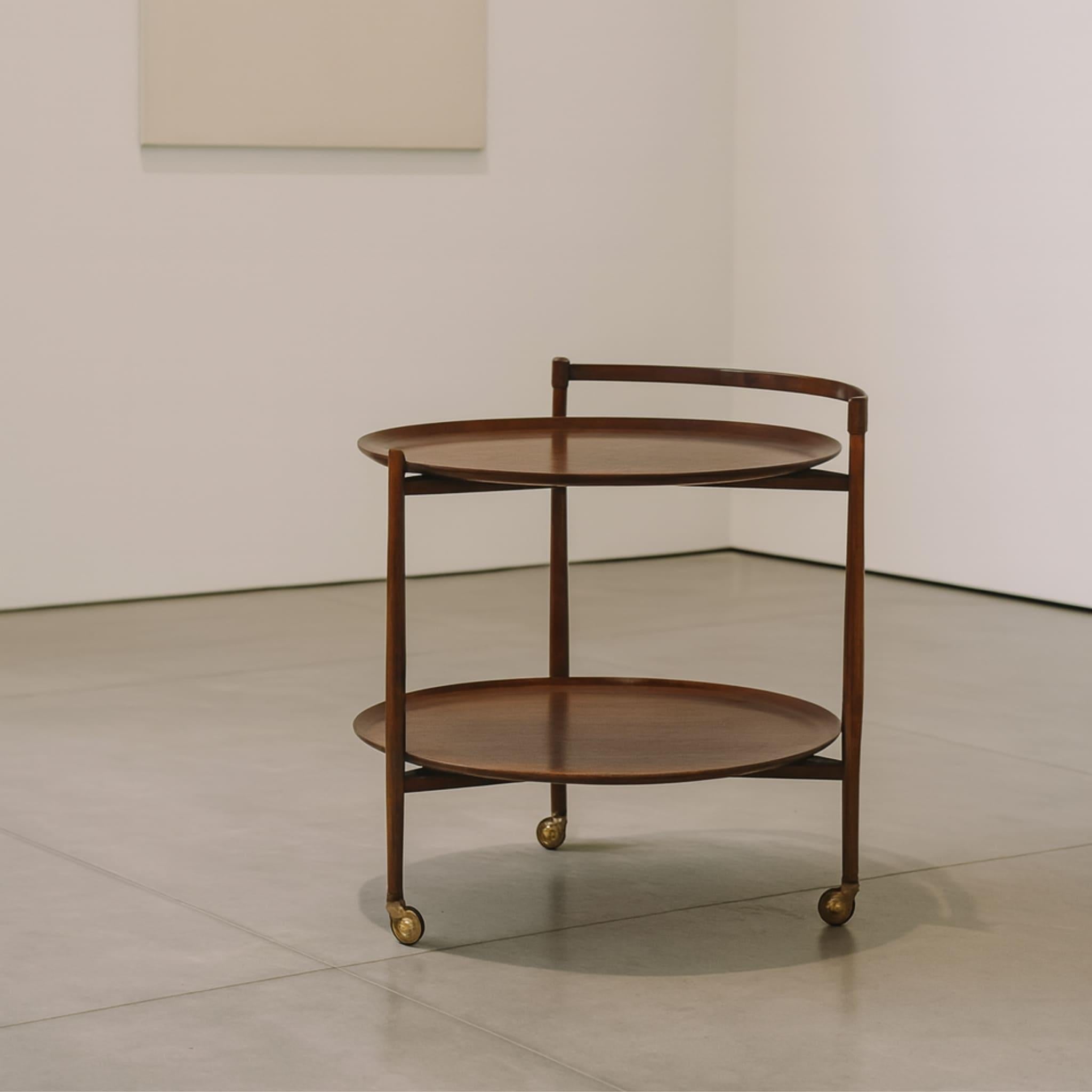 Elegant chariot de bar italien de style moderne du milieu du siècle dernier, datant des années 1960, doté d'un cadre en bois incurvé et de deux étages circulaires. Les deux niveaux sont des plateaux amovibles, ce qui rend la pièce non seulement