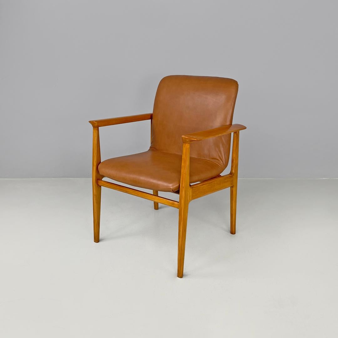 Italian mid-century modern wooden brown leather armchair Anonima Castelli 1960s
Armchair with wooden armrests. The seat and backrest are composed of a single element with rounded corners and entirely covered in brown leather. The four legs have a
