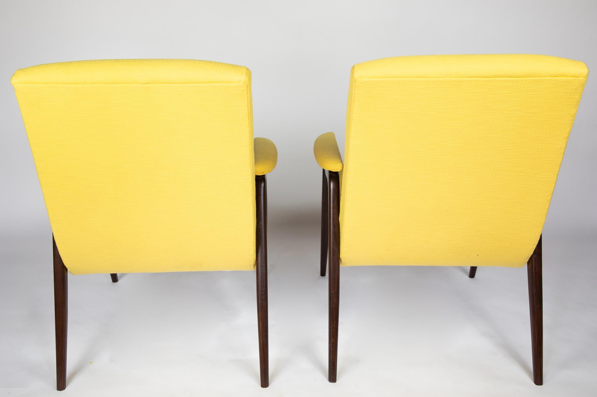 Mid Century Modern Wooden Lounge Chairs in Yellow Upholstery, Italy 1950s.

A lovely pair of two Italian mid-century lounge chairs with a wooden Mahogany coloured frame and a bright yellow upholstery from the 1950s. Both in a very good vintage