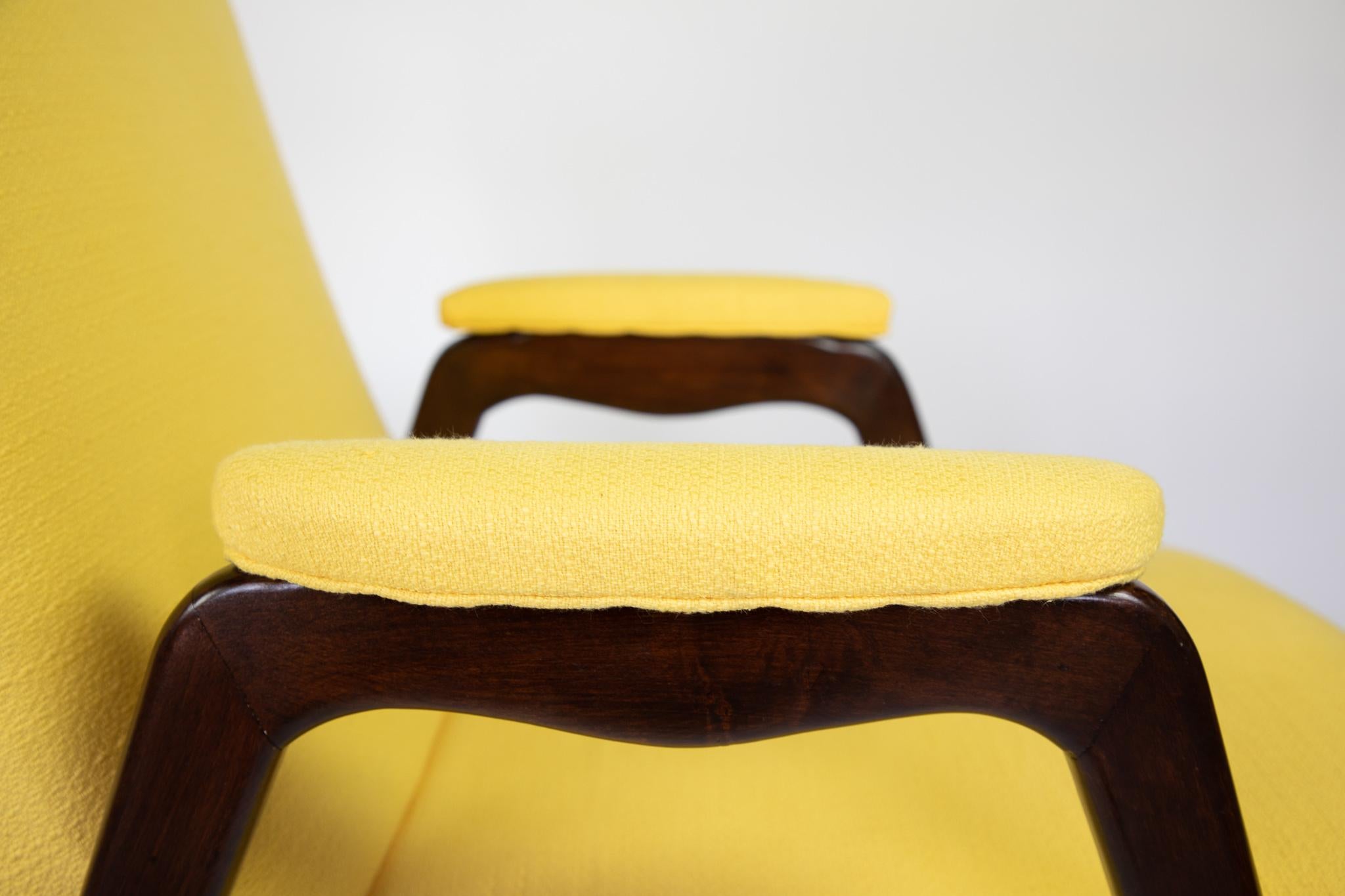 Mid Century Modern Wooden Lounge Chairs in Yellow Upholstery, Italy 1950s In Good Condition In Vienna, AT