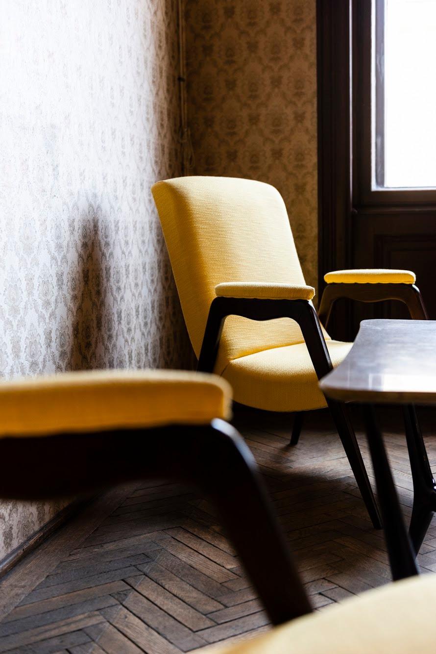 Mid Century Modern Wooden Lounge Chairs in Yellow Upholstery, Italy 1950s 2