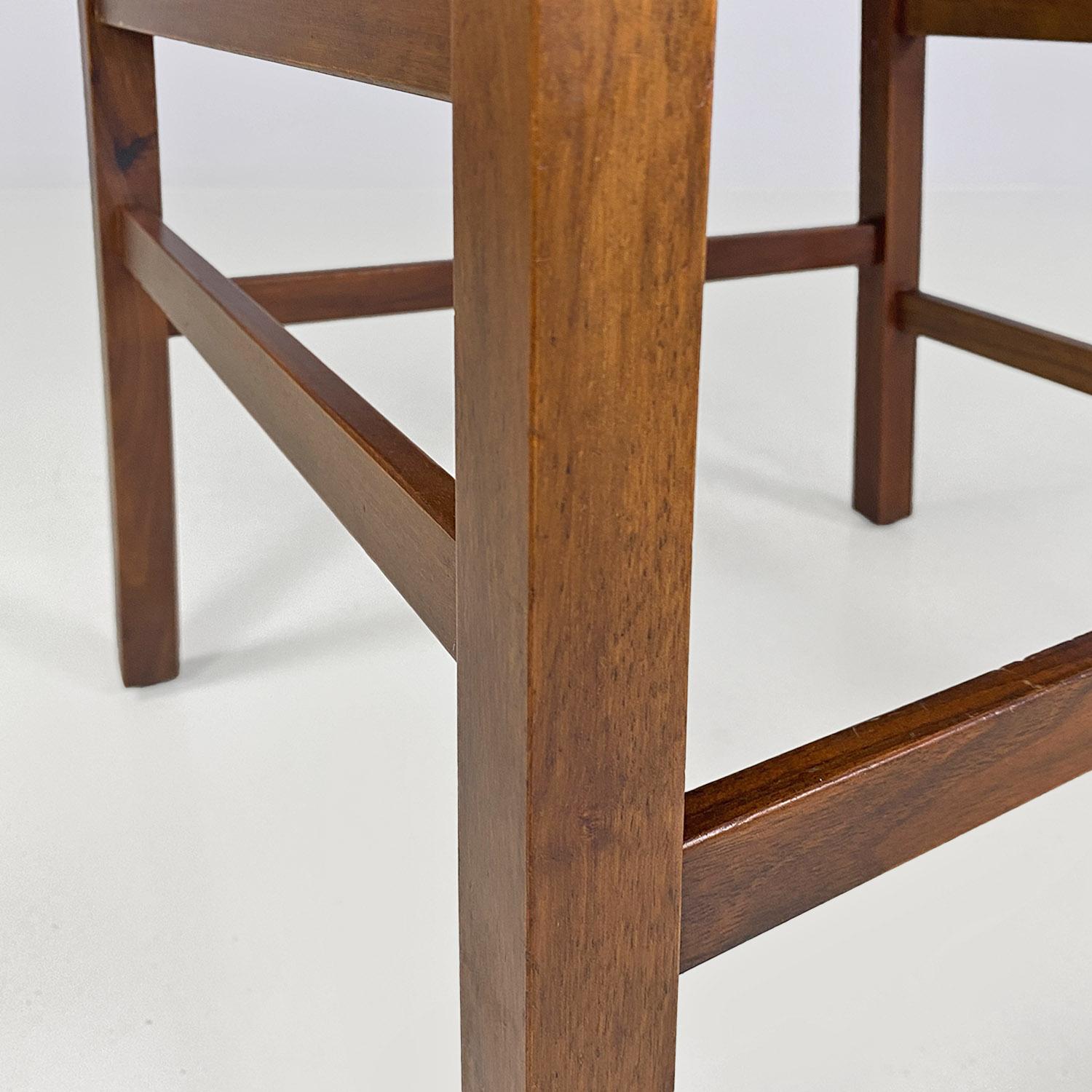 Sedia italiana moderna di metà secolo in legno con seduta quadrata in pelle, anni '60 in vendita 3