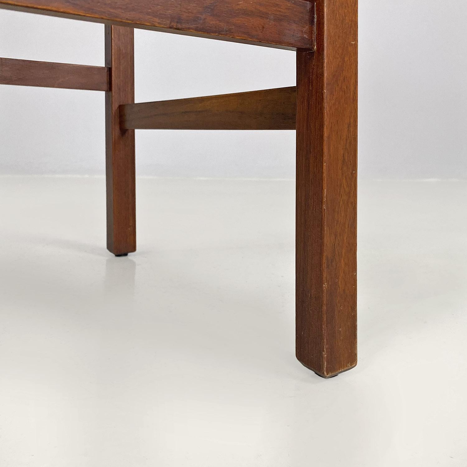 Sedia italiana moderna di metà secolo in legno con seduta quadrata in pelle, anni '60 in vendita 4