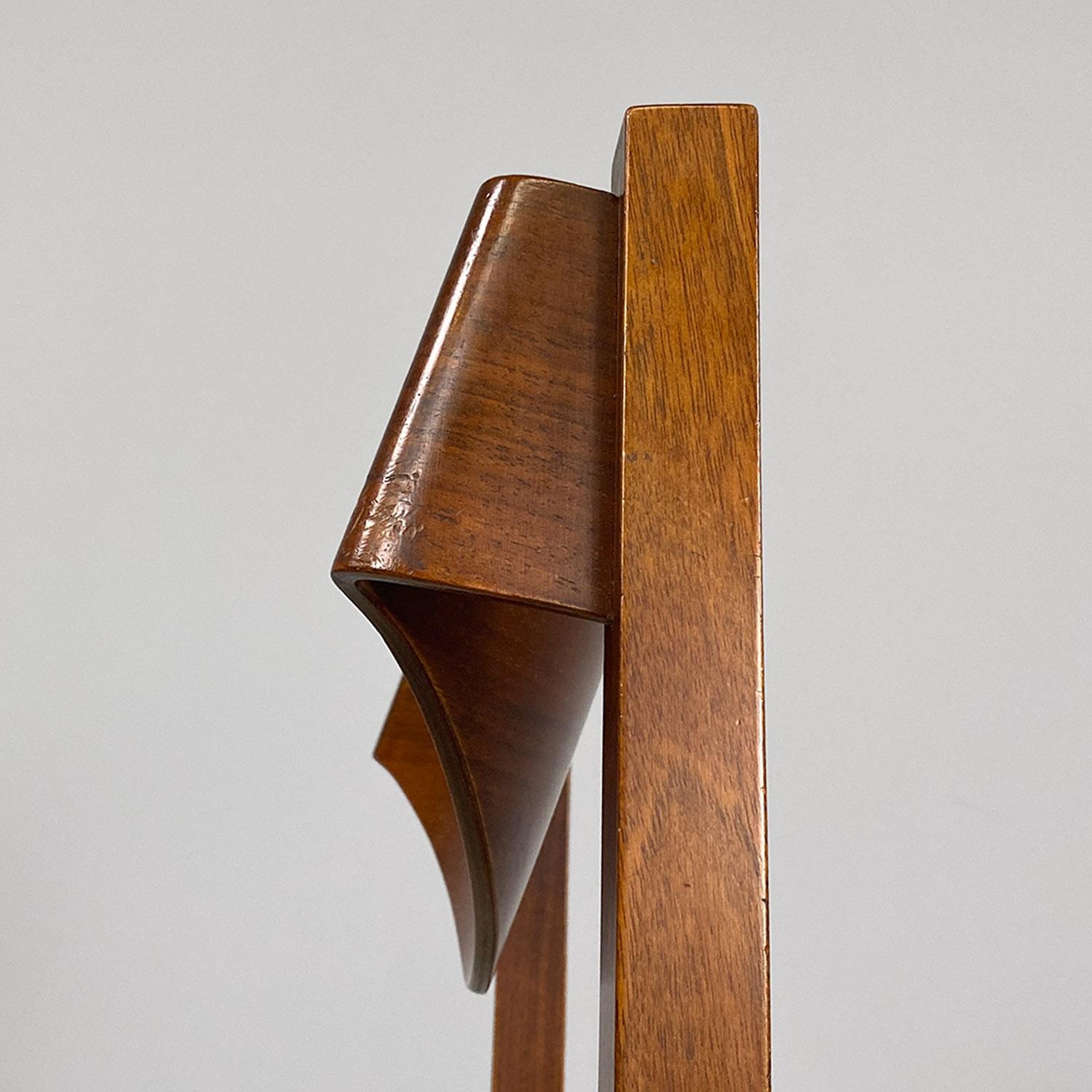Sedia italiana moderna di metà secolo in legno con seduta quadrata in pelle, anni '60 in vendita 5