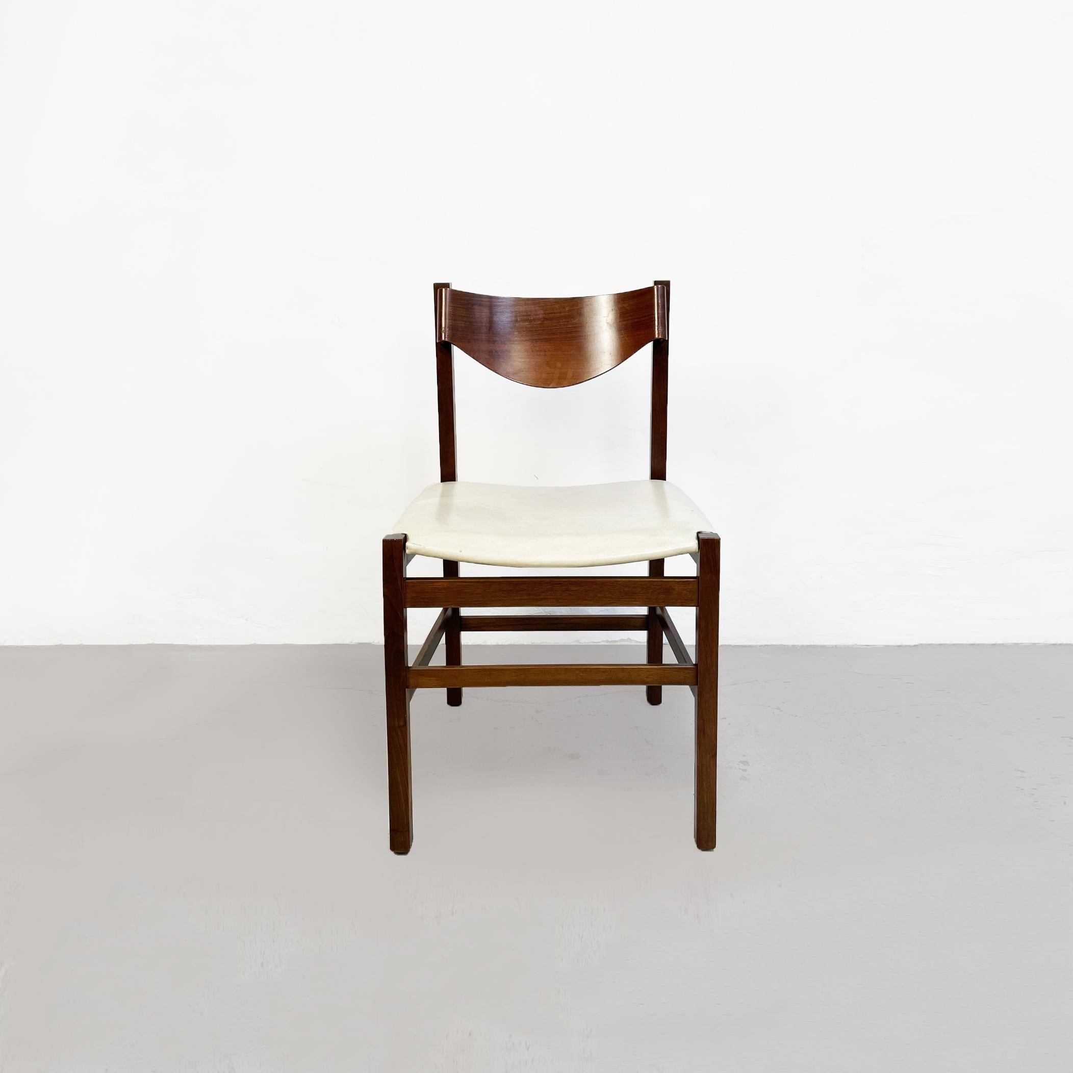 Italian Mid-Century Modern wooden chair with leather square seat, 1960s.
Wooden chair with white ivory leather square seat. It has a curved backrest.
1960s.
Good conditions, signs present on the seat.
Measurements in cm 47x44x81H 46H seat.