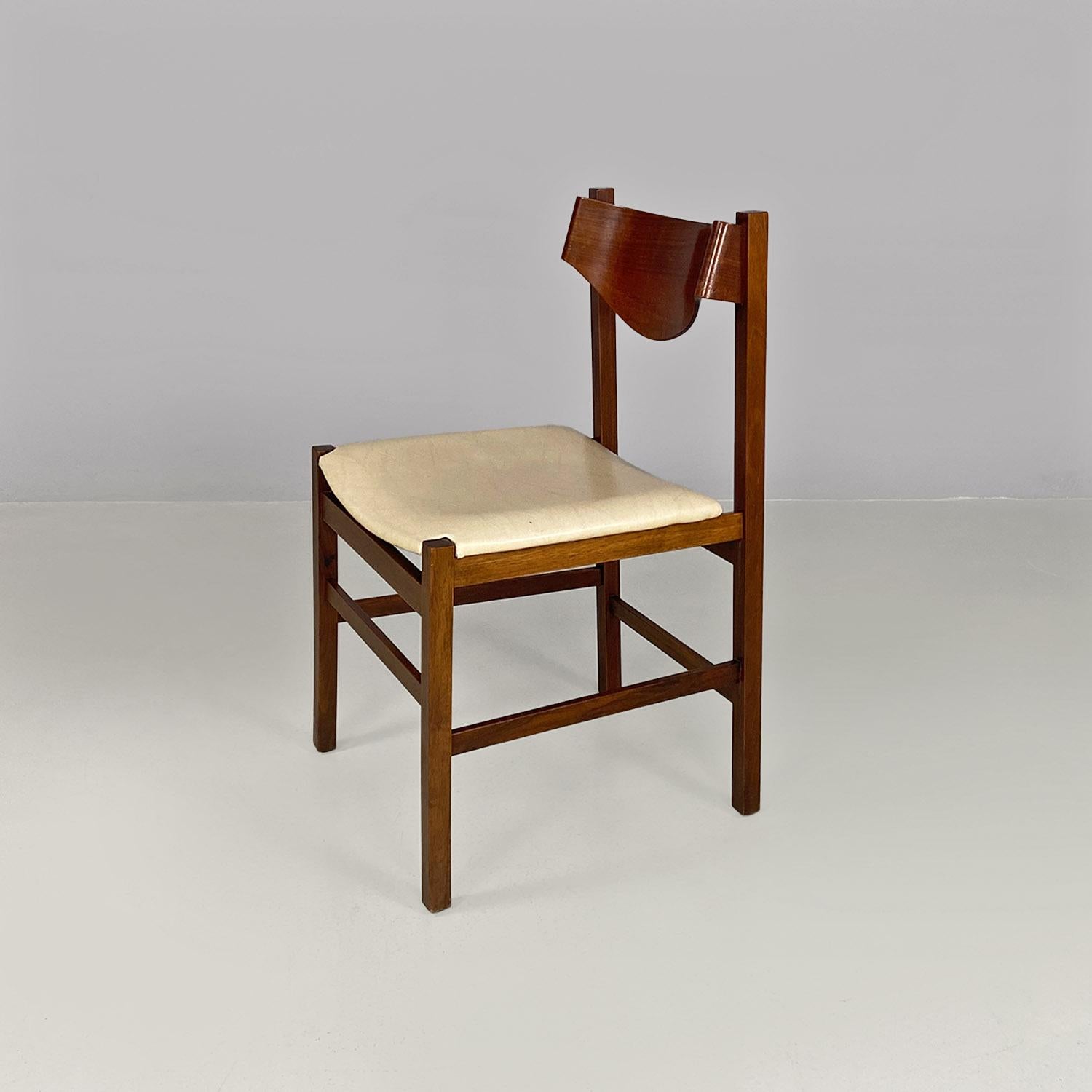 Sedia italiana Mid-Century Modern in legno con seduta quadrata in pelle, anni '60.
Sedia in legno con seduta quadrata in pelle bianca avorio e schienale curvo in legno dal movimento elegante.
1960 circa.
Buone condizioni, sono presenti segni sul